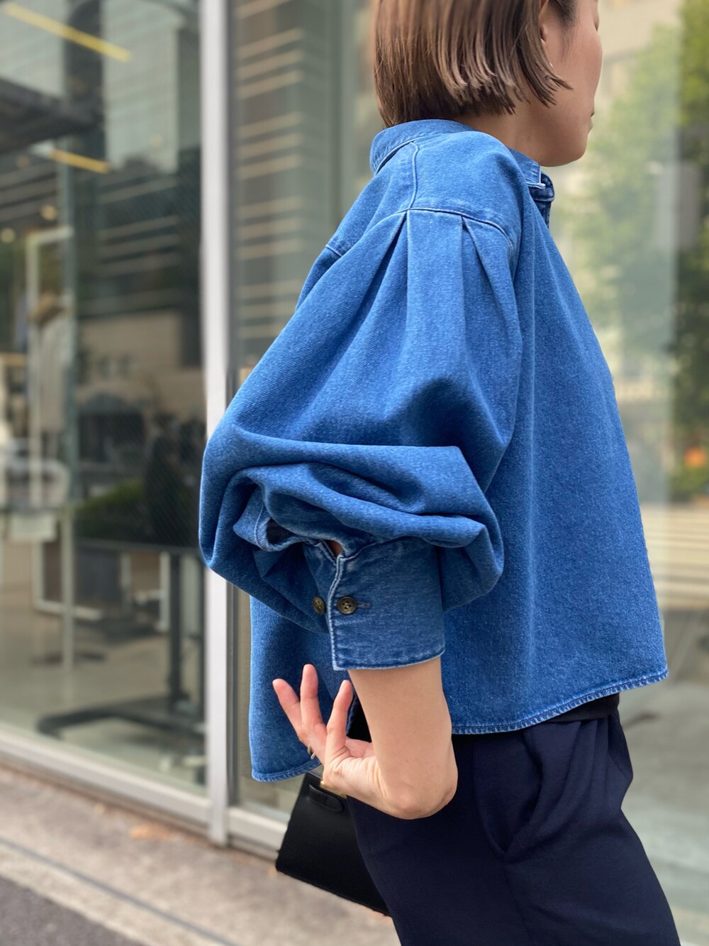 「シンプルコーデ、パンツコーデ、休日スタイル、オトナ女子、大人カジュアル、デニム、デニムシャツ、高身長女子、パンツスタイル、骨格ストレート、サンダル」｜「NOLLEY’Sのウォッシャブルイージーワイドパンツ（その他パンツ、ブルー系）」を使った、mitaniiiiiさん（レディース・168cm）の夏コーディネートの4枚目の写真