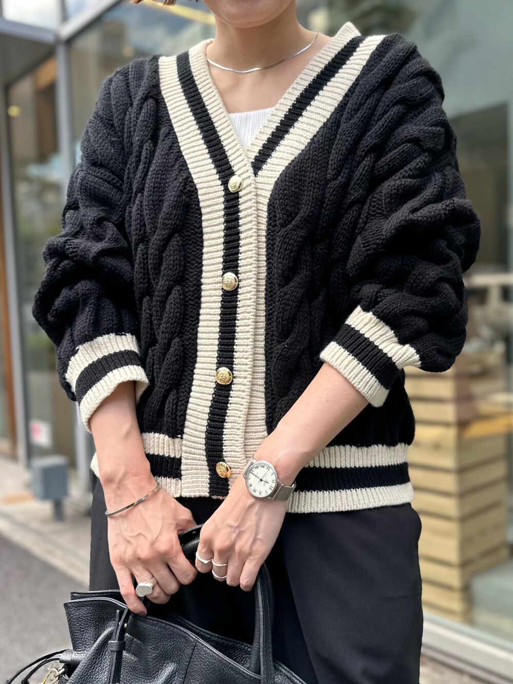 「オトナカジュアル、カジュアルコーデ、大人コーデ、休日スタイル、お出かけコーデ、楽チンコーデ、きれいめカジュアル、パンツコーデ、オトナ女子、秋コーデ、モノトーン」｜「AULENTTIの【AULENTTI/ オーレンティ】◇【WEB限定】巾着ビッグバッグ（ショルダーバッグ、ブラック系）」を使った、mitaniiiiiさん（レディース・168cm）の夏コーディネートの4枚目の写真