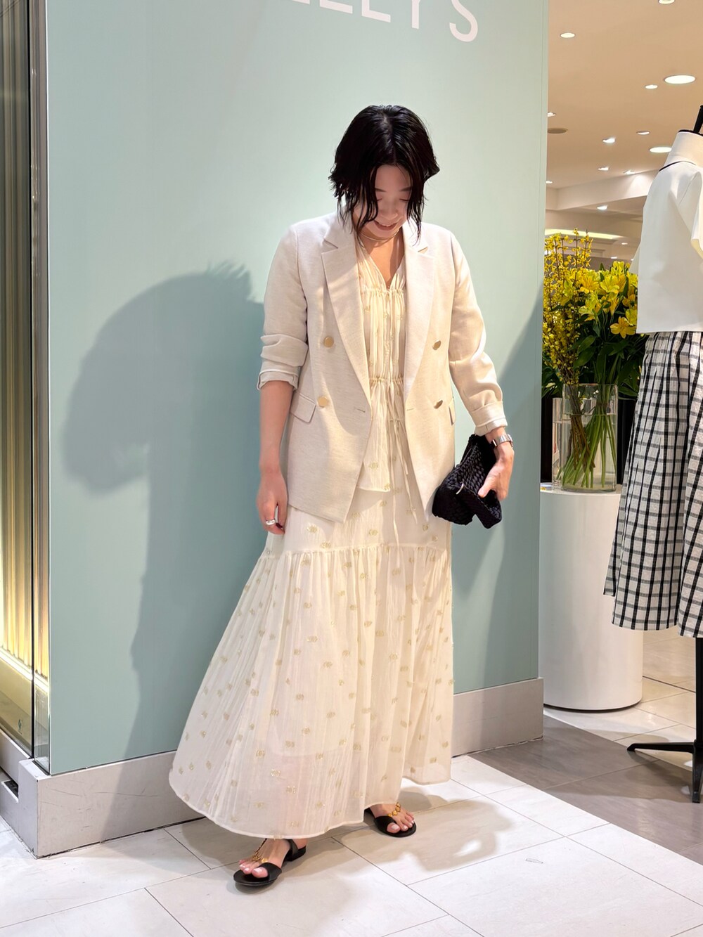 「ジャケット、マキシスカート、ロングスカート、シアートップス、シアー、ワントーンコーデ」｜「NOLLEY’Sの《セットアップ対応》KIRYUラメカットジャガードスカート（スカート、ホワイト系）」を使った、mitaniiiiiさん（骨格ストレート・レディース・168cm）の春コーディネートの3枚目の写真