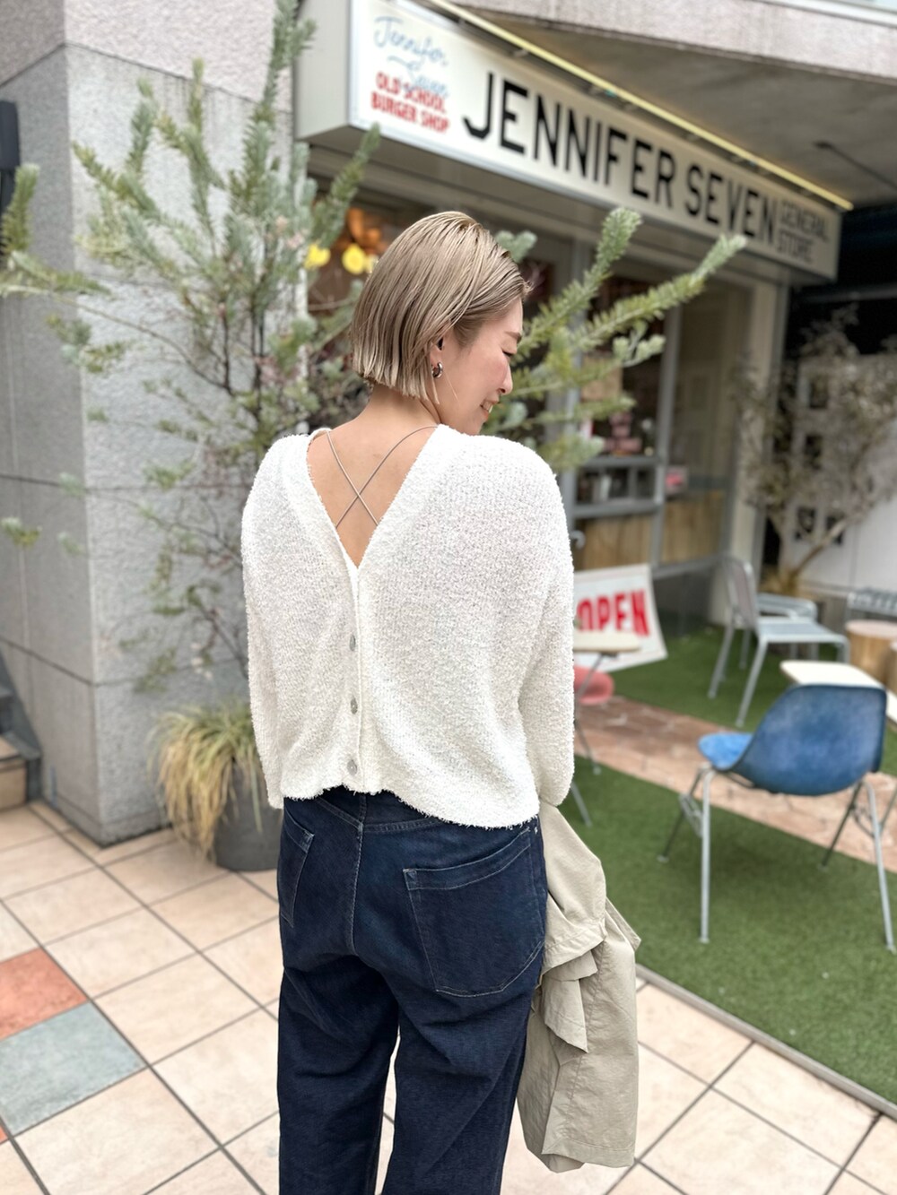 「休日コーデ、シンプルコーデ、ゆるコーデ、春コーデ、ニット、春、わたしの推しブランド、オトナ女子、2WAYニット、デニムコーデ、サンダル、春ニット」｜「NOLLEY’Sのコットンシャギー2WAYカーディガン（カーディガン/ボレロ、ホワイト系）」を使った、mitaniiiiiさん（レディース・168cm）の冬コーディネートの2枚目の写真