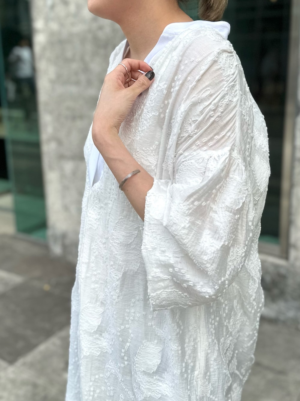 「大人コーデ、カジュアル、シンプルスタイル、リラックススタイル、デニム、ワンヒース、レイヤードスタイル、白ワンピース、シャツワンピ、サンダル、高身長女子、高身長コーデ」｜「NOLLEY’Sの◇【WEB限定】カットジャガードシャツワンピース（シャツワンピース、ホワイト系）」を使った、mitaniiiiiさん（レディース・168cm）の春コーディネートの4枚目の写真