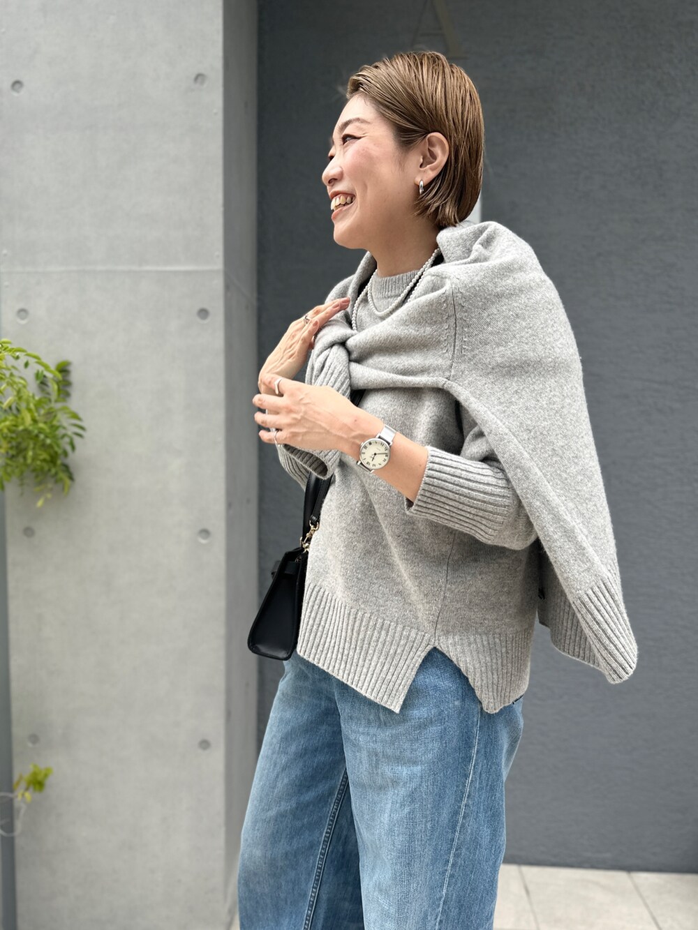 「秋服、ニット、グレー、デニム、デニムコーデ、カジュアルコーデ、オトナカジュアル、高身長女子、パールネックレス」｜「NOLLEY’Sの◇【WEB限定】カシミヤブレンド長めVネックカーディガン（カーディガン/ボレロ、グレー系）」を使った、mitaniiiiiさん（レディース・168cm）の秋コーディネートの3枚目の写真