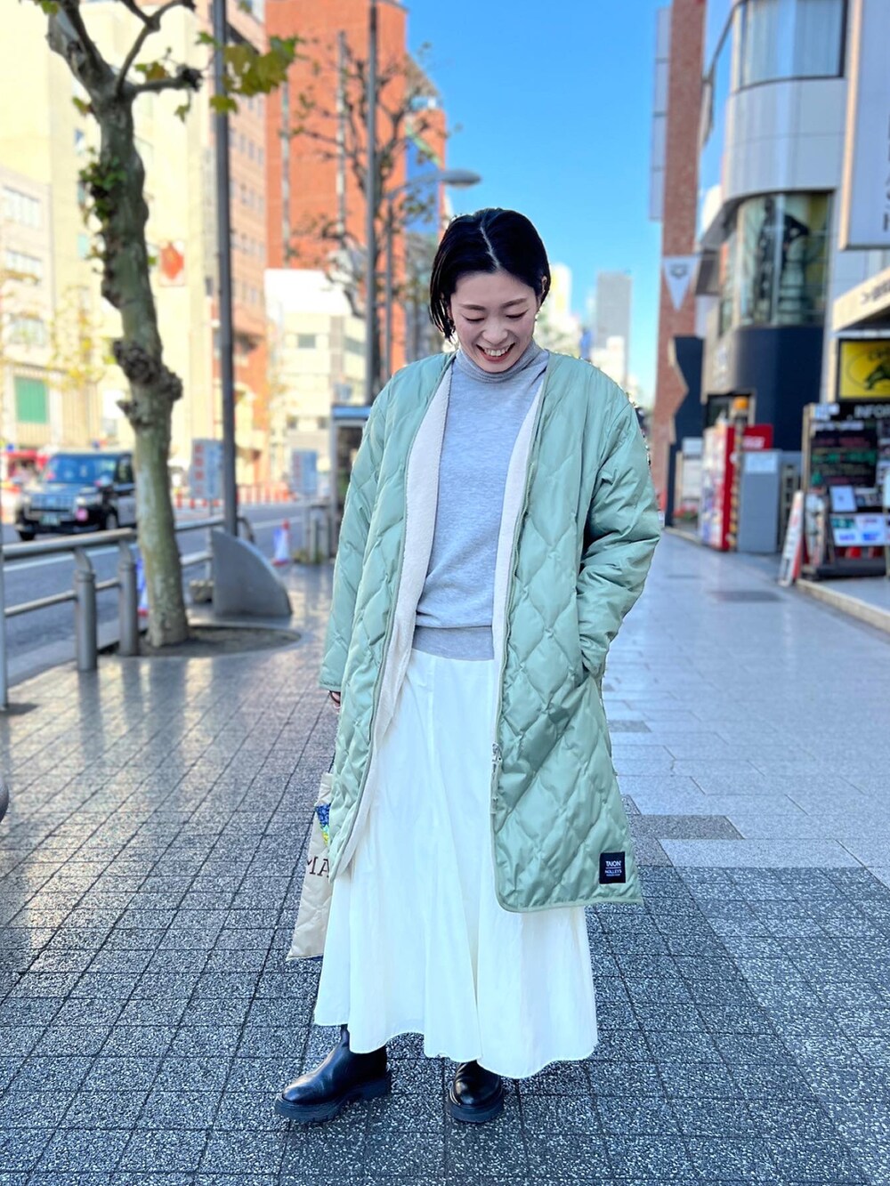「大人カジュアル、冬コーデ、あったかコーデ、シンプル、ボアジャケット、カジュアルコーデ、タートルネックニット、リバーシブルコート、キルティングコート、コートコーデ、スカートコーデ」｜「Rie Millerの《手洗い可能》ホールガーメントベーシックタートルネックプルオーバーニット（ニット/セーター、グレー系）」を使った、mitaniiiiiさん（レディース・168cm）の冬コーディネートの2枚目の写真