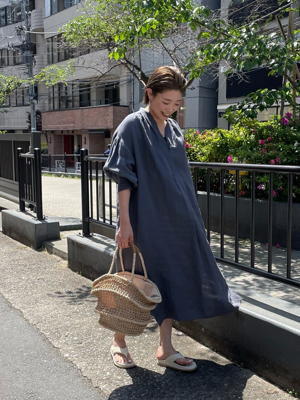 「シンプルスタイル、初夏コーデ、ゆったりコーデ、ワンピース、リネンワンピース、かごバッグ、サンダル、オトナカジュアル、168cm、高身長女子、骨格ストレート、おでかけコーデ、夏コーデ」｜「NOLLEY’Sの◇【WEB限定】フレンチリネンギャザースリーブシャツワンピース（シャツワンピース、グレー系）」を使った、mitaniiiiiさん（レディース・168cm）の春コーディネートの2枚目の写真