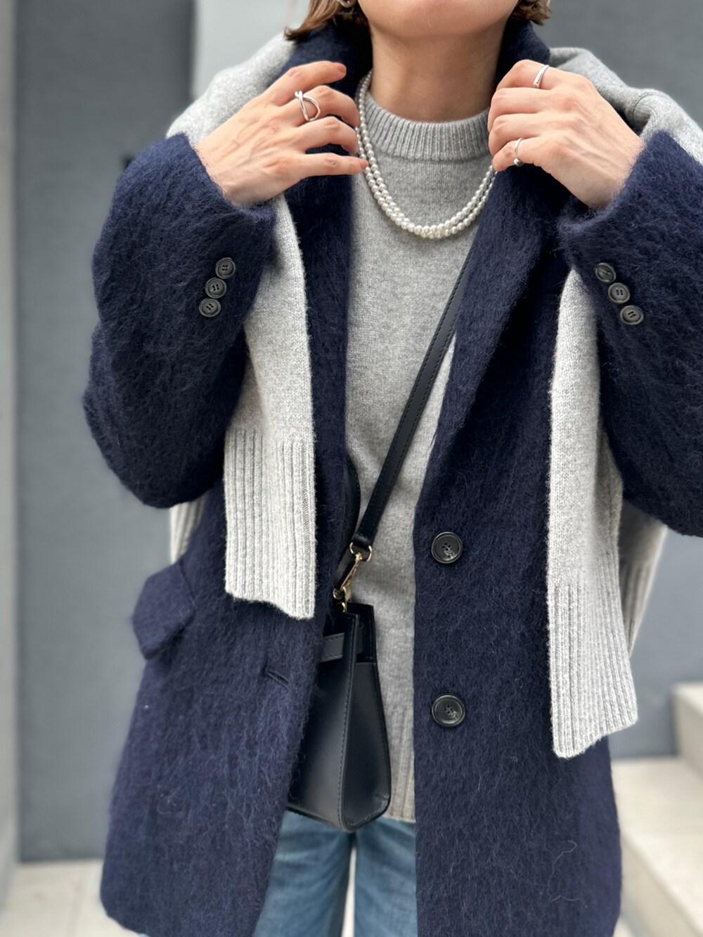 「秋服、カジュアルコーデ、オーバーサイズ、パンツコーデ、デニム、アウター、グレー、ニット、パンツスタイル、足袋バレエ」｜「NOLLEY’Sの◇【WEB限定】カシミヤブレンド長めVネックカーディガン（カーディガン/ボレロ、グレー系）」を使った、mitaniiiiiさん（レディース・168cm）の秋コーディネートの4枚目の写真