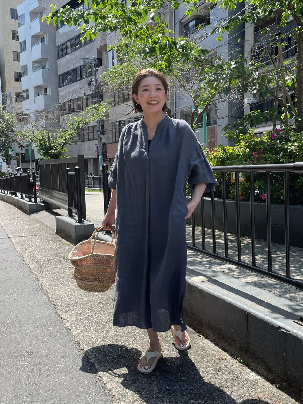「シンプルスタイル、初夏コーデ、ゆったりコーデ、ワンピース、リネンワンピース、かごバッグ、サンダル、オトナカジュアル、168cm、高身長女子、骨格ストレート、おでかけコーデ、夏コーデ」｜「NOLLEY’Sの◇【WEB限定】フレンチリネンギャザースリーブシャツワンピース（シャツワンピース、グレー系）」を使った、mitaniiiiiさん（レディース・168cm）の春コーディネートの4枚目の写真