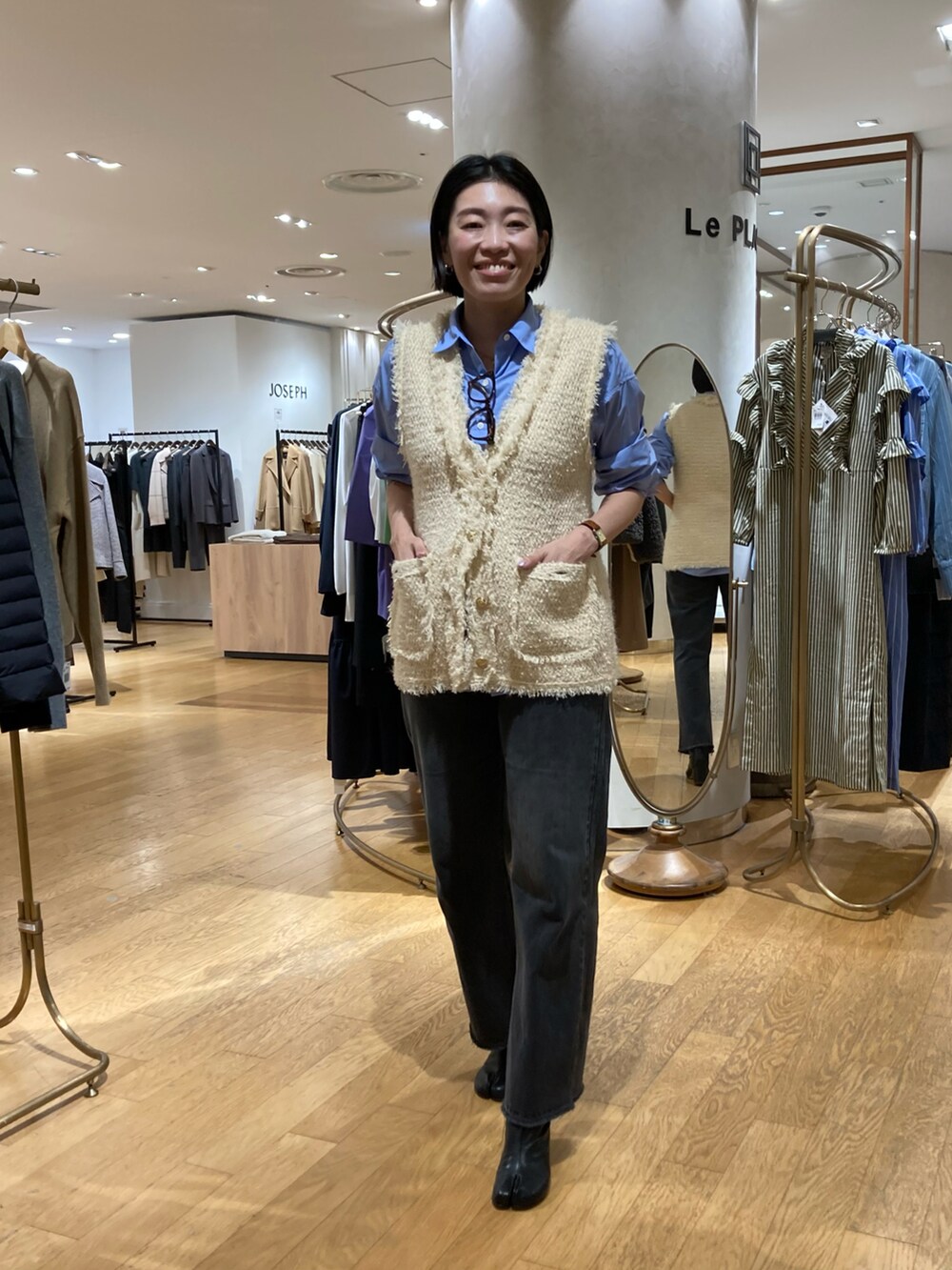「ベスト、シンプルスタイル、ジレ、フリンジ、シャツスタイル、デニム、パンツスタイル、マルジェラ、足袋ブーツ、サックスブルー」｜「Rie Millerの＜飯豊まりえさん着用＞【RM denim】スリットフレアハイウエストデニム（デニムパンツ、グレー系）」を使った、mitaniiiiiさん（骨格ストレート・レディース・168cm）の秋コーディネートの3枚目の写真