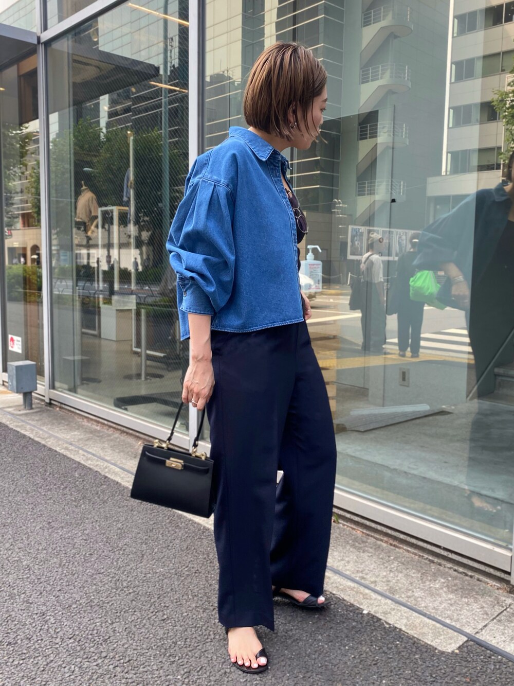 「シンプルコーデ、パンツコーデ、休日スタイル、オトナ女子、大人カジュアル、デニム、デニムシャツ、高身長女子、パンツスタイル、骨格ストレート、サンダル」｜「NOLLEY’Sのウォッシャブルイージーワイドパンツ（その他パンツ、ブルー系）」を使った、mitaniiiiiさん（レディース・168cm）の夏コーディネートの3枚目の写真