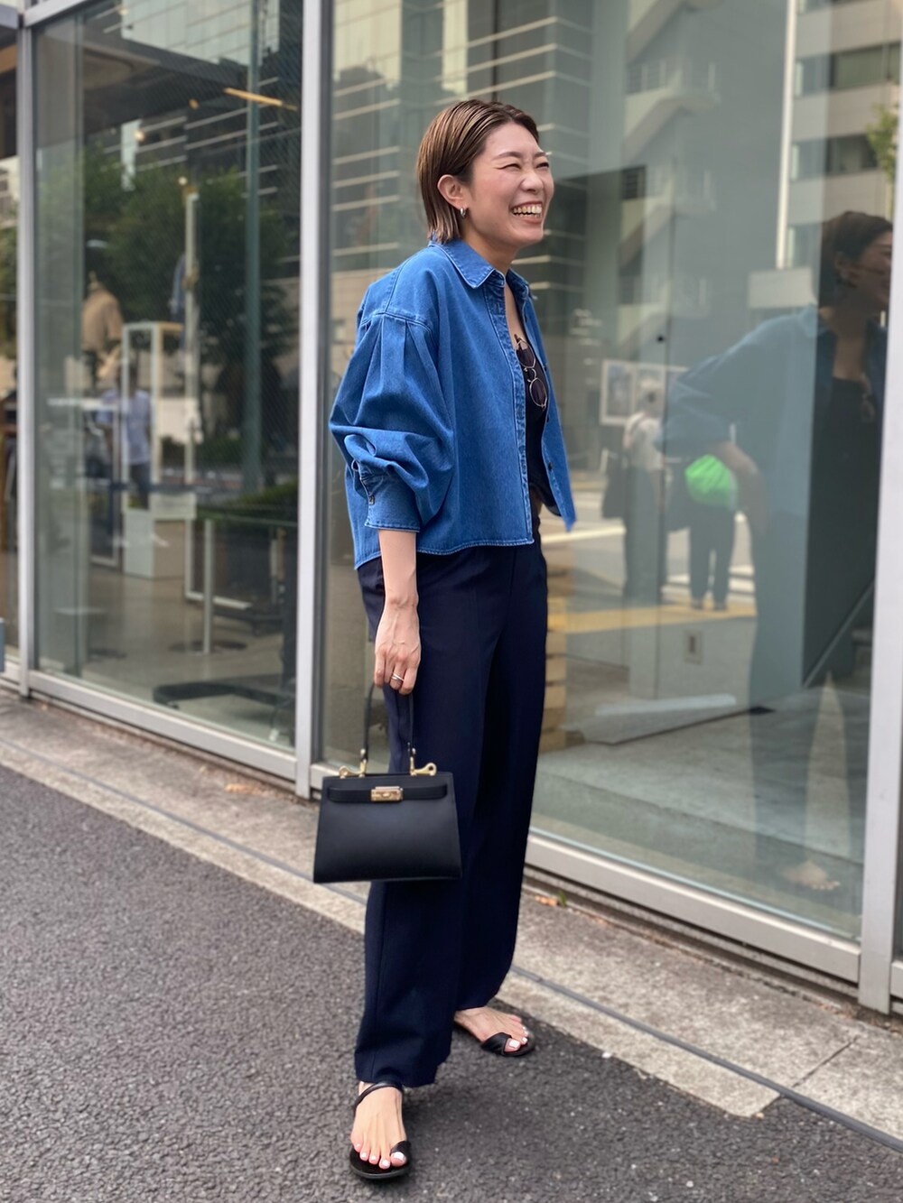 「シンプルコーデ、パンツコーデ、休日スタイル、オトナ女子、大人カジュアル、デニム、デニムシャツ、高身長女子、パンツスタイル、骨格ストレート、サンダル」｜「NOLLEY’Sのウォッシャブルイージーワイドパンツ（その他パンツ、ブルー系）」を使った、mitaniiiiiさん（レディース・168cm）の夏コーディネートの2枚目の写真