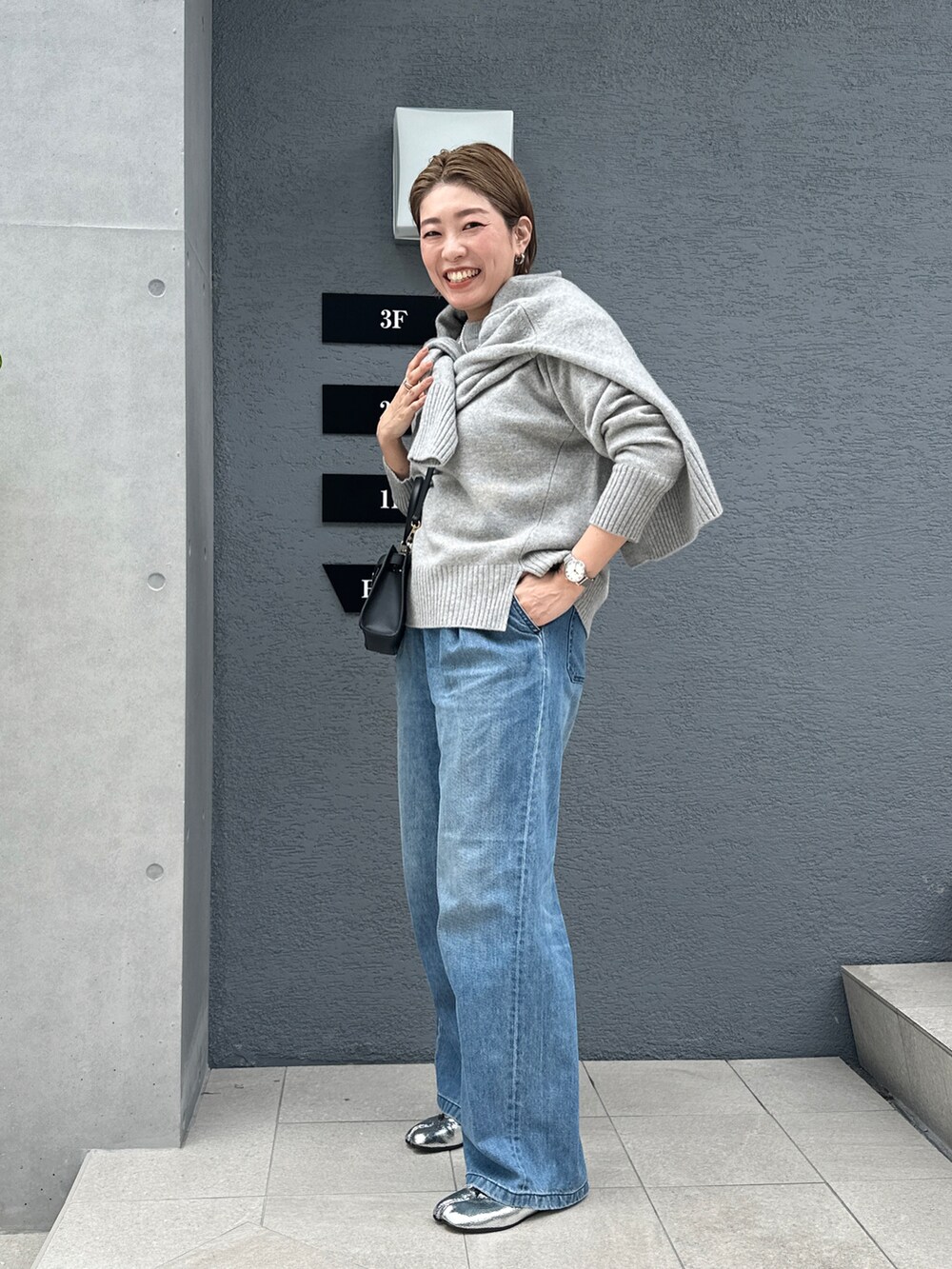 「秋服、ニット、グレー、デニム、デニムコーデ、カジュアルコーデ、オトナカジュアル、高身長女子、パールネックレス」｜「NOLLEY’Sの◇【WEB限定】カシミヤブレンド長めVネックカーディガン（カーディガン/ボレロ、グレー系）」を使った、mitaniiiiiさん（レディース・168cm）の秋コーディネートの2枚目の写真