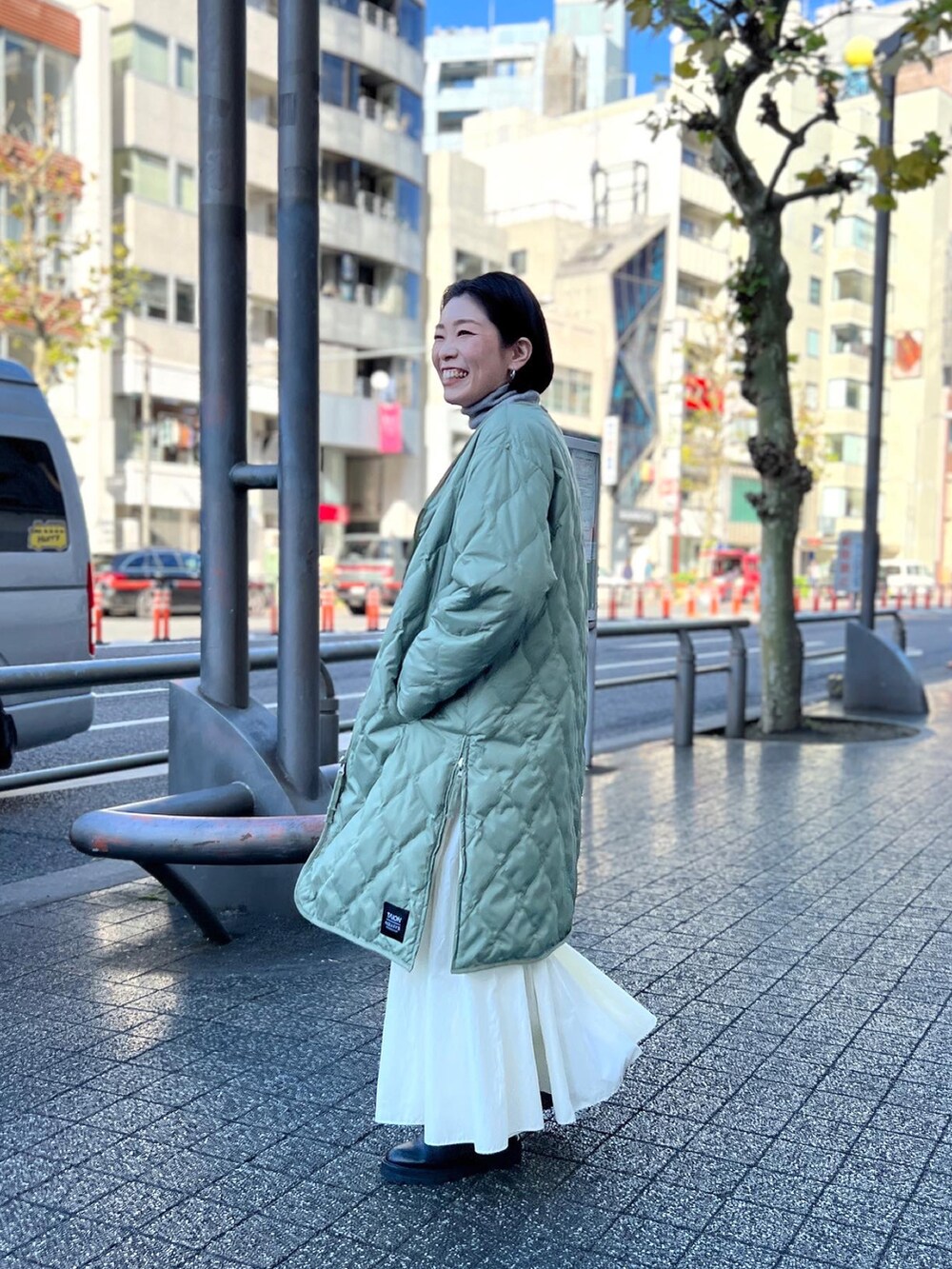 「大人カジュアル、冬コーデ、あったかコーデ、シンプル、ボアジャケット、カジュアルコーデ、タートルネックニット、リバーシブルコート、キルティングコート、コートコーデ、スカートコーデ」｜「Rie Millerの《手洗い可能》ホールガーメントベーシックタートルネックプルオーバーニット（ニット/セーター、グレー系）」を使った、mitaniiiiiさん（レディース・168cm）の冬コーディネートの3枚目の写真