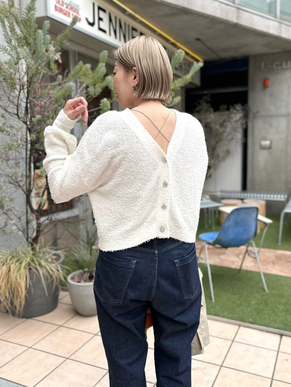 「休日コーデ、シンプルコーデ、ゆるコーデ、春コーデ、ニット、春、わたしの推しブランド、オトナ女子、2WAYニット、デニムコーデ、サンダル、春ニット」｜「NOLLEY’Sのコットンシャギー2WAYカーディガン（カーディガン/ボレロ、ホワイト系）」を使った、mitaniiiiiさん（レディース・168cm）の冬コーディネートの3枚目の写真