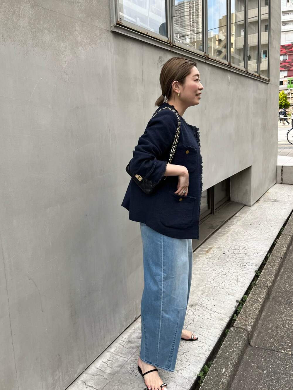 「春服デビュー宣言、春コーデ、キレイめカジュアル、パンツスタイル、シンプルコーデ、オトナカジュアル、ノーカラージャケット、ビスチェ、ツイード、デニム、カーブパンツ、チェーンバッグ、サンダル、ハイトーンカラー、いまどきジャケット写真」｜「NOLLEY’Sの◇【WEB限定】【AULENTTI/ オーレンティ】キルティングポシェット（ショルダーバッグ、ブラック系）」を使った、mitaniiiiiさん（レディース・168cm）の春コーディネートの5枚目の写真
