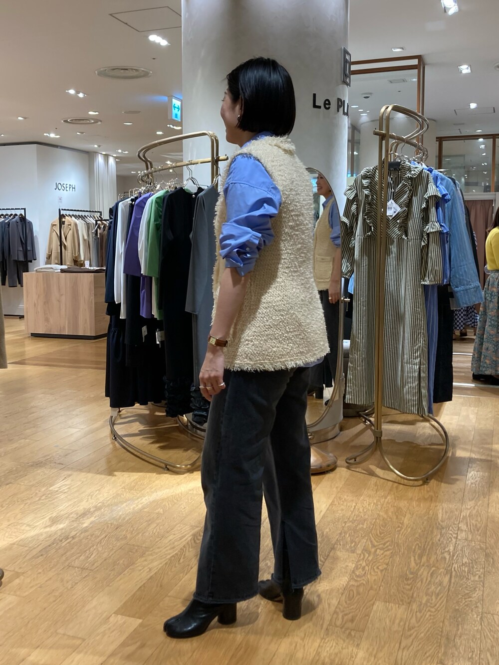 「ベスト、シンプルスタイル、ジレ、フリンジ、シャツスタイル、デニム、パンツスタイル、マルジェラ、足袋ブーツ、サックスブルー」｜「Rie Millerの＜飯豊まりえさん着用＞【RM denim】スリットフレアハイウエストデニム（デニムパンツ、グレー系）」を使った、mitaniiiiiさん（骨格ストレート・レディース・168cm）の秋コーディネートの4枚目の写真