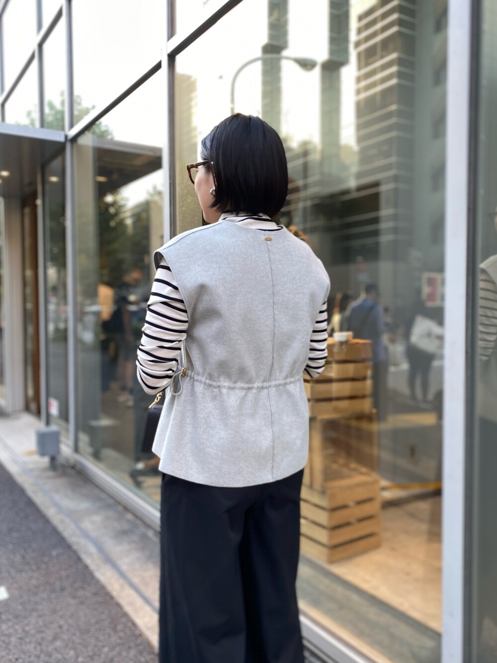 「ベスト、ジレ、セットアップ、パンツスタイル、ワイドパンツ、ブーツ、ジャージ素材、チェーンバッグ、レイヤードスタイル、アキコーデ」｜「NOLLEY’Sのウォッシャブルイージーケアツイルワイドパンツ（その他パンツ、ブラック系）」を使った、mitaniiiiiさん（骨格ストレート・レディース・168cm）の秋コーディネートの3枚目の写真