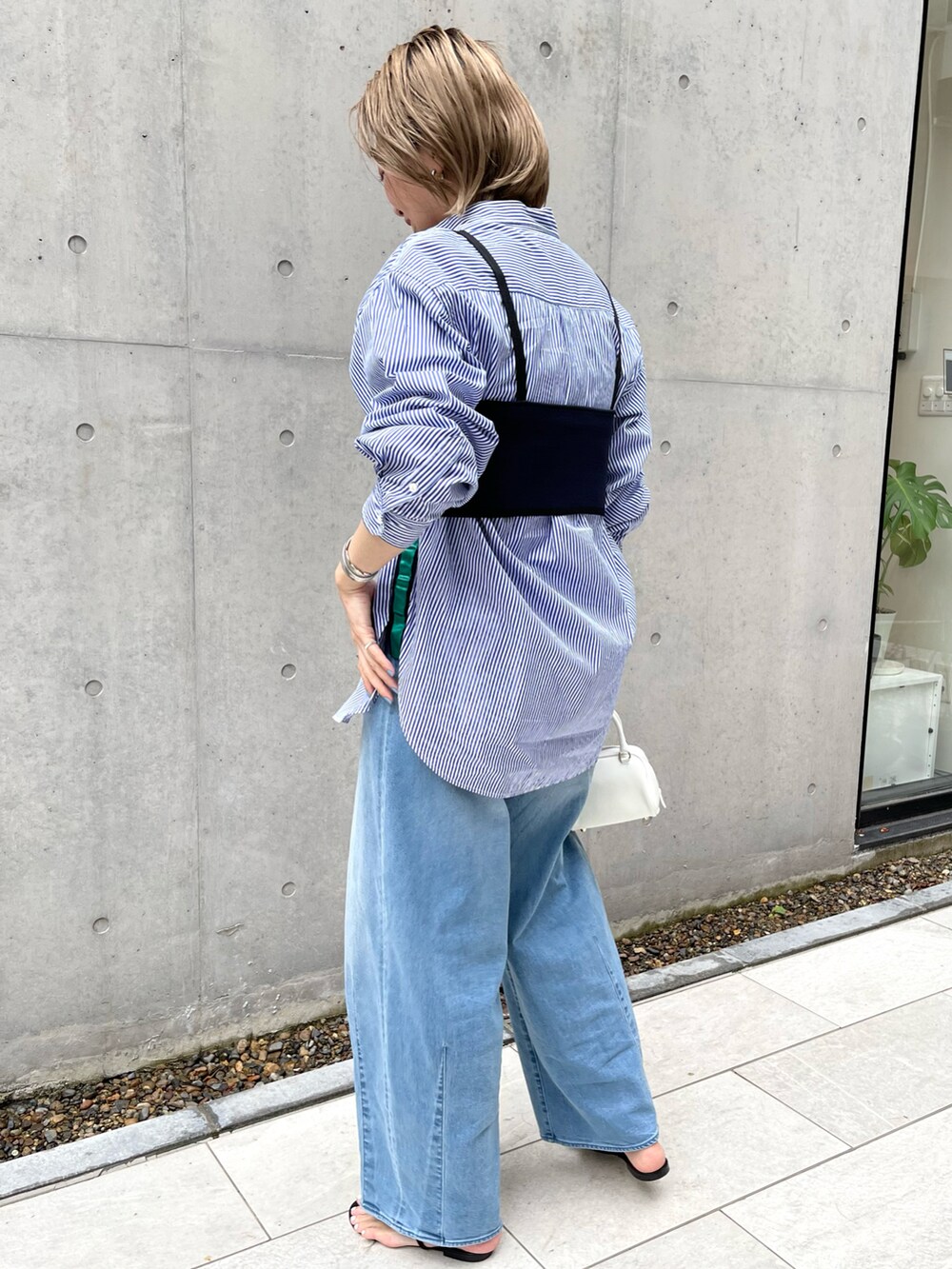 「大人コーデ、リラックススタイル、カジュアル、シンプル、休日コーデ、大人かわいい、ビスチェ、デニム、サンダル、ミニバッグ、ストライプシャツ、シャツスタイル、ハイトーンカラー、高身長女子、高身長コーデ」｜「Rie Millerの《手洗い可能》ニットビスチェ（ベスト、ブルー系）」を使った、mitaniiiiiさん（レディース・168cm）の春コーディネートの3枚目の写真