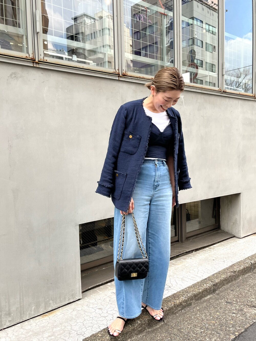 「春服デビュー宣言、春コーデ、キレイめカジュアル、パンツスタイル、シンプルコーデ、オトナカジュアル、ノーカラージャケット、ビスチェ、ツイード、デニム、カーブパンツ、チェーンバッグ、サンダル、ハイトーンカラー、いまどきジャケット写真」｜「NOLLEY’Sの◇【WEB限定】【AULENTTI/ オーレンティ】キルティングポシェット（ショルダーバッグ、ブラック系）」を使った、mitaniiiiiさん（レディース・168cm）の春コーディネートの3枚目の写真