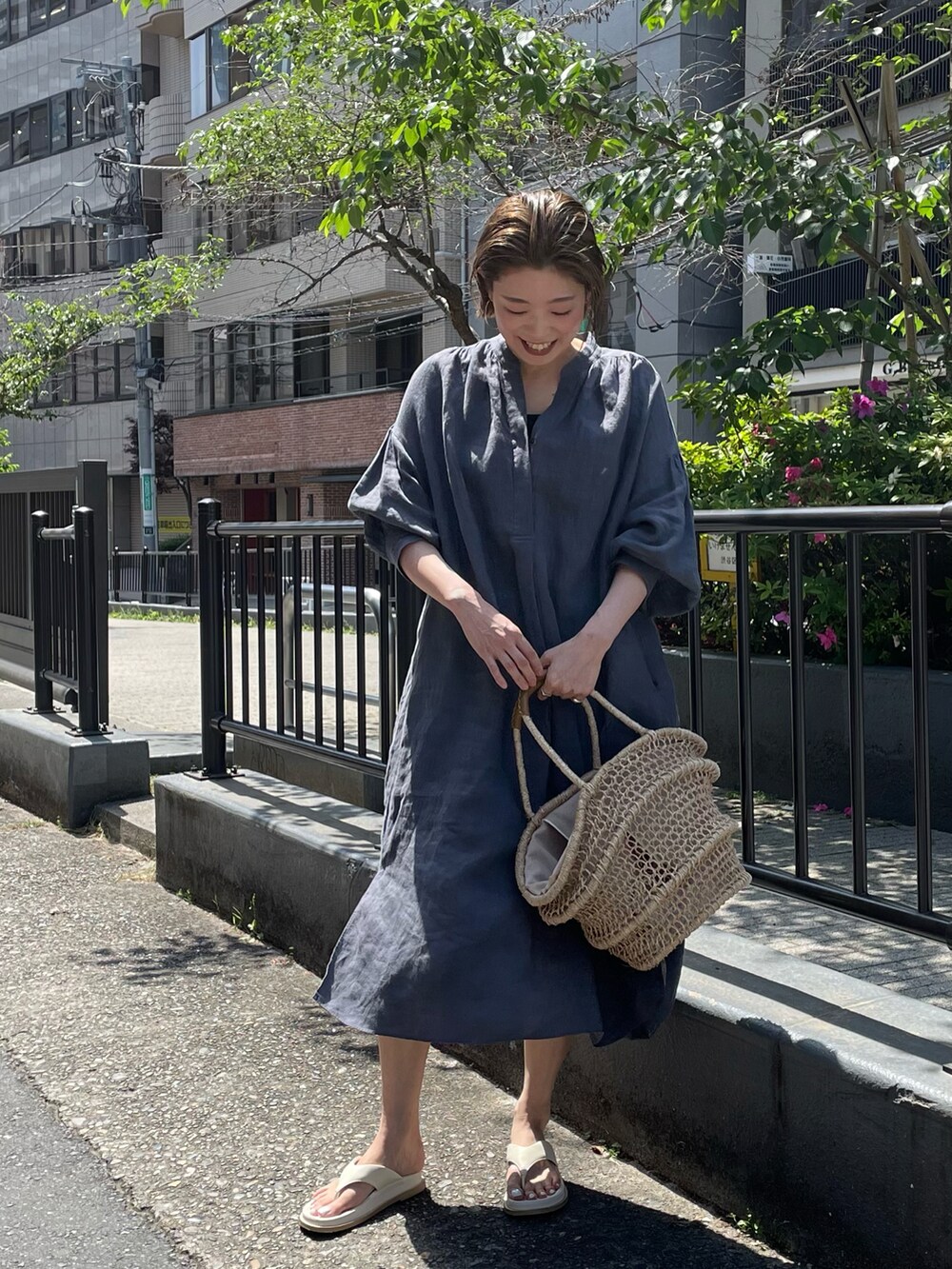 「シンプルスタイル、初夏コーデ、ゆったりコーデ、ワンピース、リネンワンピース、かごバッグ、サンダル、オトナカジュアル、168cm、高身長女子、骨格ストレート、おでかけコーデ、夏コーデ」｜「NOLLEY’Sの◇【WEB限定】フレンチリネンギャザースリーブシャツワンピース（シャツワンピース、グレー系）」を使った、mitaniiiiiさん（レディース・168cm）の春コーディネートの3枚目の写真