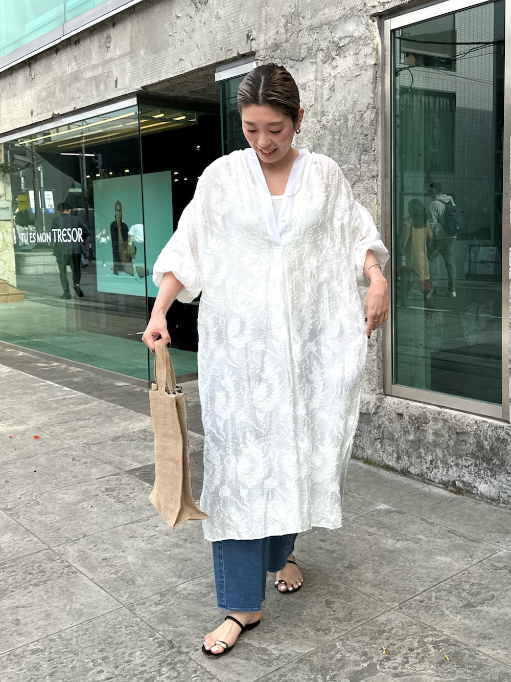「大人コーデ、カジュアル、シンプルスタイル、リラックススタイル、デニム、ワンヒース、レイヤードスタイル、白ワンピース、シャツワンピ、サンダル、高身長女子、高身長コーデ」｜「NOLLEY’Sの◇【WEB限定】カットジャガードシャツワンピース（シャツワンピース、ホワイト系）」を使った、mitaniiiiiさん（レディース・168cm）の春コーディネートの3枚目の写真