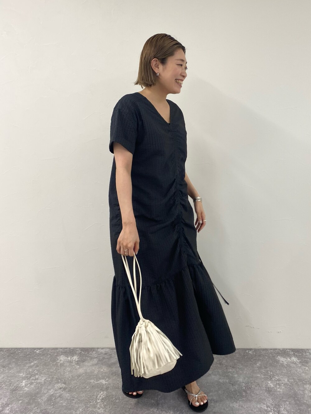 「夏コーデ、お出かけコーデ、シンプルコーデ、休日スタイル、オトナ女子、大人カジュアル、ワンピース、高身長女子、高身長コーデ」｜「NOLLEY’Sの◇【WEB限定】ドロストギャザーワンピース（ワンピース、ブラック系）」を使った、mitaniiiiiさん（レディース・168cm）の夏コーディネートの2枚目の写真
