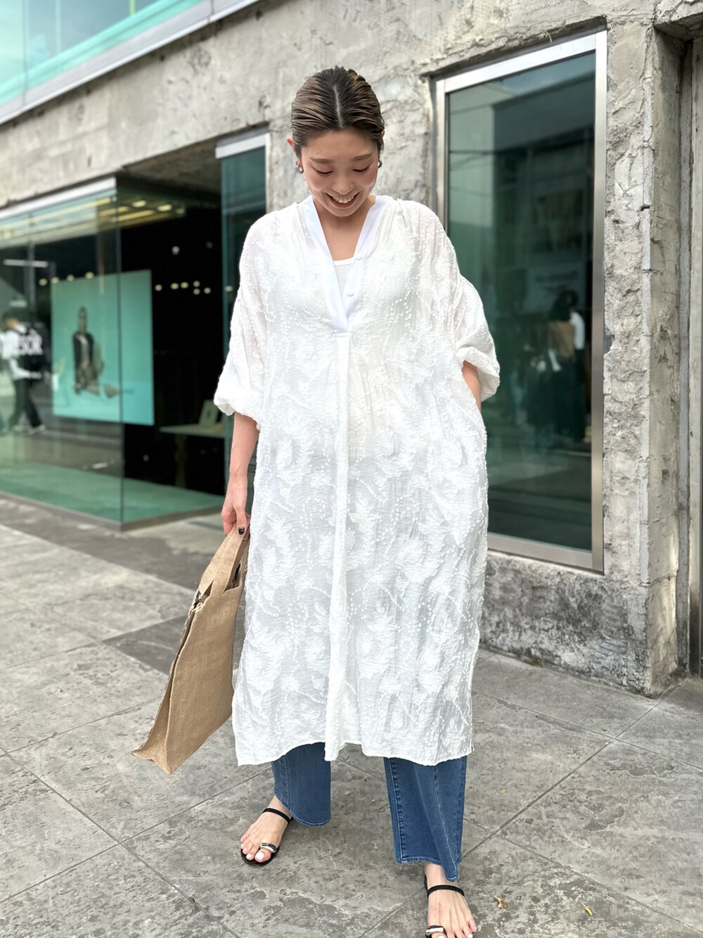 「大人コーデ、カジュアル、シンプルスタイル、リラックススタイル、デニム、ワンヒース、レイヤードスタイル、白ワンピース、シャツワンピ、サンダル、高身長女子、高身長コーデ」｜「NOLLEY’Sの◇【WEB限定】カットジャガードシャツワンピース（シャツワンピース、ホワイト系）」を使った、mitaniiiiiさん（レディース・168cm）の春コーディネートの5枚目の写真