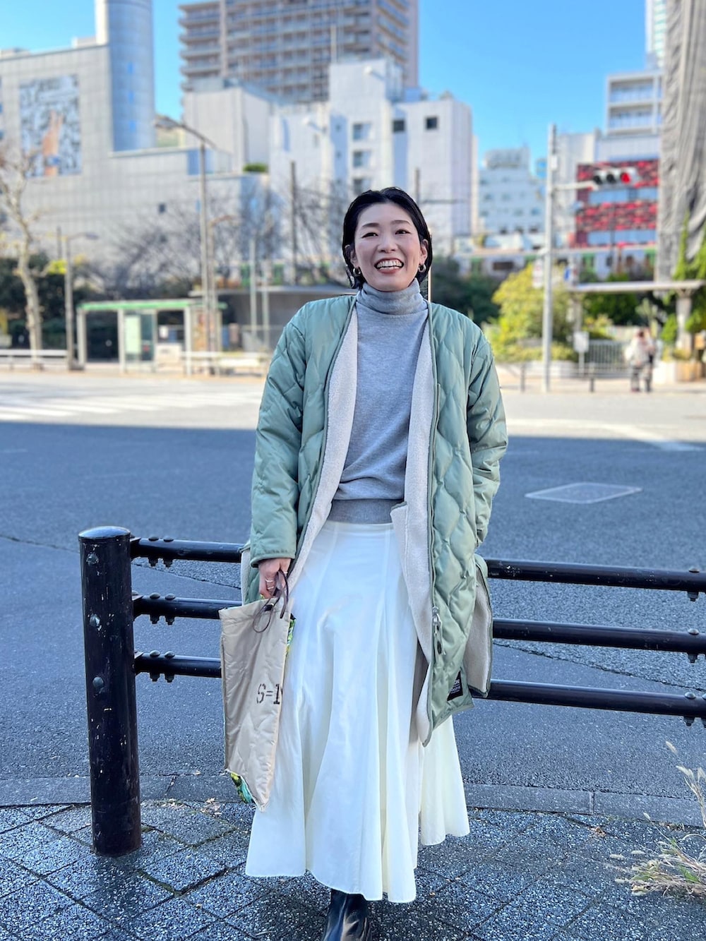「大人カジュアル、冬コーデ、あったかコーデ、シンプル、ボアジャケット、カジュアルコーデ、タートルネックニット、リバーシブルコート、キルティングコート、コートコーデ、スカートコーデ」｜「Rie Millerの《手洗い可能》ホールガーメントベーシックタートルネックプルオーバーニット（ニット/セーター、グレー系）」を使った、mitaniiiiiさん（レディース・168cm）の冬コーディネートの4枚目の写真