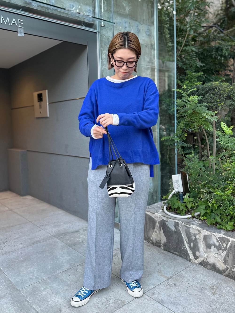 「秋のコーデ、休日コーデ、秋服、シンプルコーデ、大人コーデ、高身長女子、スニーカー、スニーカーコーデ、ニット」｜「NOLLEY’Sの◇【WEB限定サイズあり】ウォッシャブルイージーワイドパンツ（その他パンツ、グレー系）」を使った、mitaniiiiiさん（レディース・168cm）の秋コーディネートの3枚目の写真