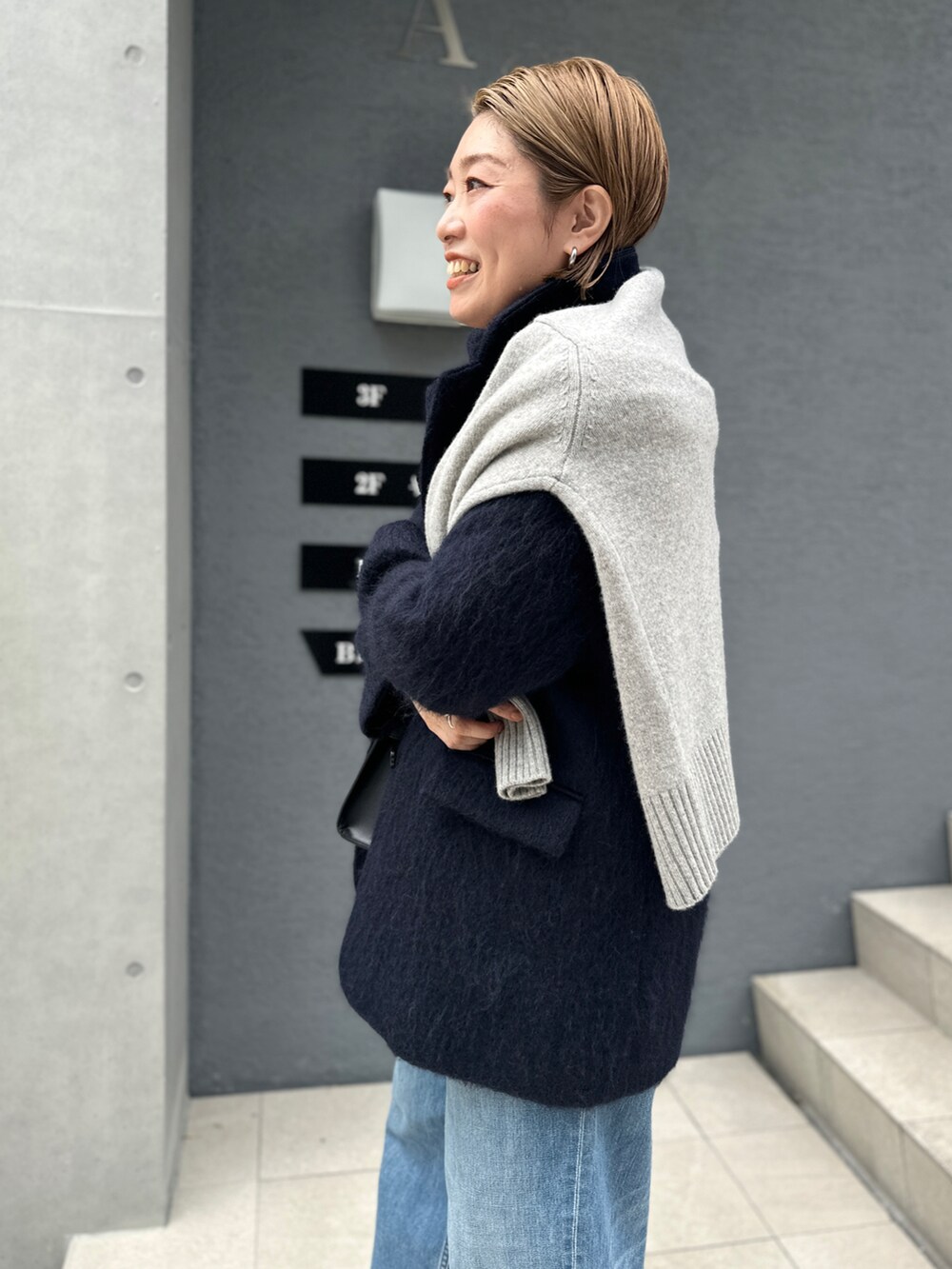 「秋服、カジュアルコーデ、オーバーサイズ、パンツコーデ、デニム、アウター、グレー、ニット、パンツスタイル、足袋バレエ」｜「NOLLEY’Sの◇【WEB限定】カシミヤブレンド長めVネックカーディガン（カーディガン/ボレロ、グレー系）」を使った、mitaniiiiiさん（レディース・168cm）の秋コーディネートの3枚目の写真