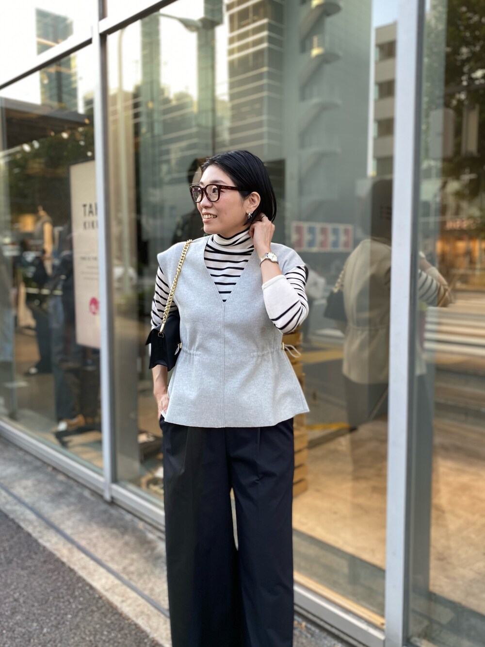 「ベスト、ジレ、セットアップ、パンツスタイル、ワイドパンツ、ブーツ、ジャージ素材、チェーンバッグ、レイヤードスタイル、アキコーデ」｜「NOLLEY’Sのウォッシャブルイージーケアツイルワイドパンツ（その他パンツ、ブラック系）」を使った、mitaniiiiiさん（骨格ストレート・レディース・168cm）の秋コーディネートの4枚目の写真