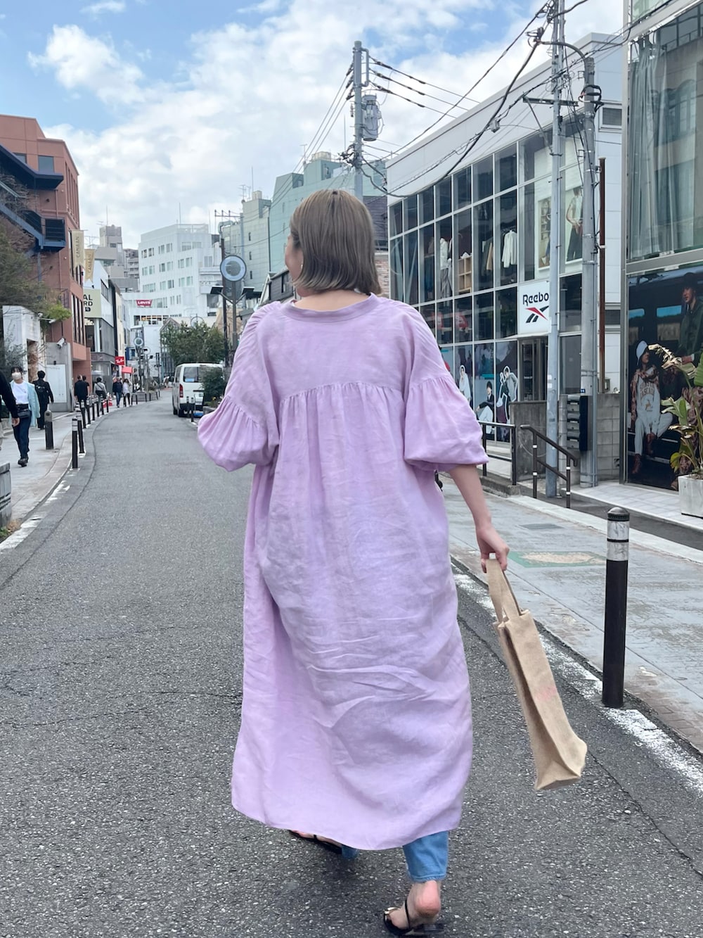 「休日コーデ、大人カジュアル、シンプル、オトナカワイイ、カラーコーデ、デニム、リラックススタイル、リネンワンピース、麻、サンダル、ピンク」｜「Rie Millerのハイウエストバギーデニム（デニムパンツ、ブルー系）」を使った、mitaniiiiiさん（レディース・168cm）の春コーディネートの4枚目の写真