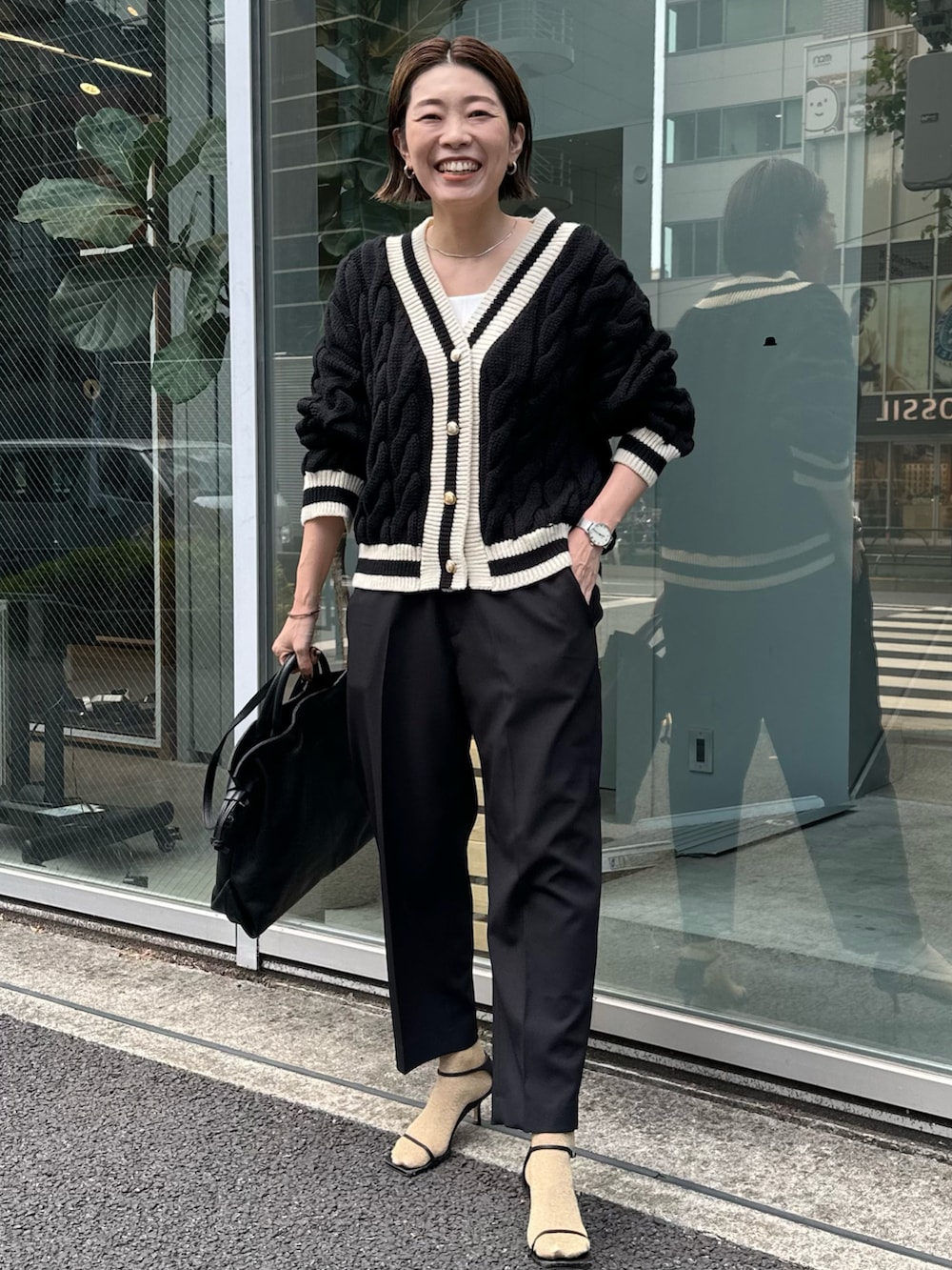 「オトナカジュアル、カジュアルコーデ、大人コーデ、休日スタイル、お出かけコーデ、楽チンコーデ、きれいめカジュアル、パンツコーデ、オトナ女子、秋コーデ、モノトーン」｜「AULENTTIの【AULENTTI/ オーレンティ】◇【WEB限定】巾着ビッグバッグ（ショルダーバッグ、ブラック系）」を使った、mitaniiiiiさん（レディース・168cm）の夏コーディネートの3枚目の写真
