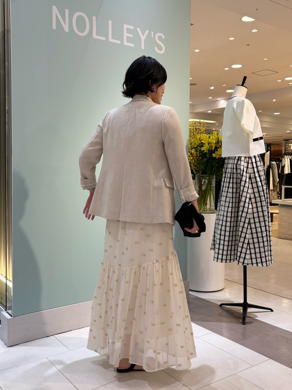 「ジャケット、マキシスカート、ロングスカート、シアートップス、シアー、ワントーンコーデ」｜「NOLLEY’Sの《セットアップ対応》KIRYUラメカットジャガードスカート（スカート、ホワイト系）」を使った、mitaniiiiiさん（骨格ストレート・レディース・168cm）の春コーディネートの2枚目の写真