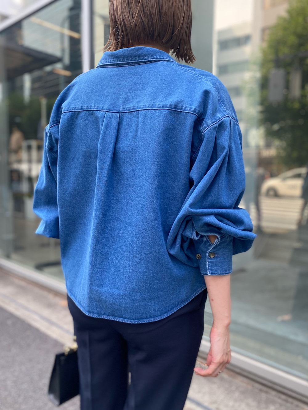 「シンプルコーデ、パンツコーデ、休日スタイル、オトナ女子、大人カジュアル、デニム、デニムシャツ、高身長女子、パンツスタイル、骨格ストレート、サンダル」｜「NOLLEY’Sのウォッシャブルイージーワイドパンツ（その他パンツ、ブルー系）」を使った、mitaniiiiiさん（レディース・168cm）の夏コーディネートの5枚目の写真
