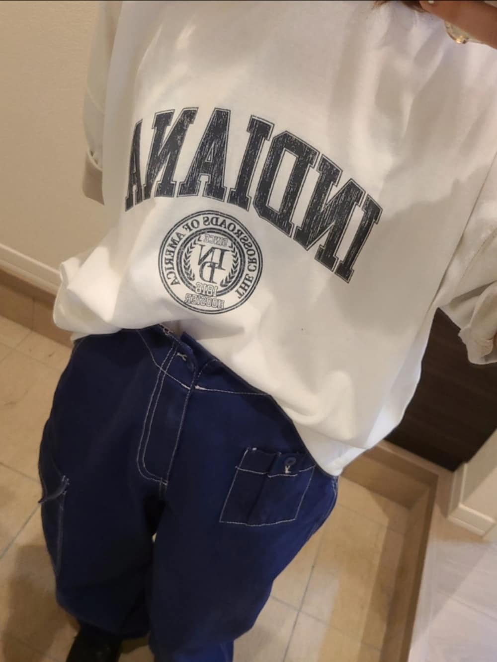 ブルー系のカーゴパンツ、ホワイト系のTシャツ/カットソーを着用したレディースの春コーディネートの3枚目の写真