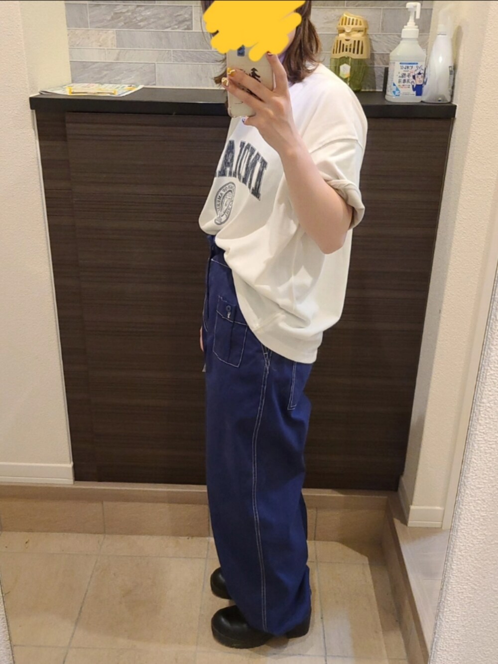 ブルー系のカーゴパンツ、ホワイト系のTシャツ/カットソーを着用したレディースの春コーディネートの2枚目の写真