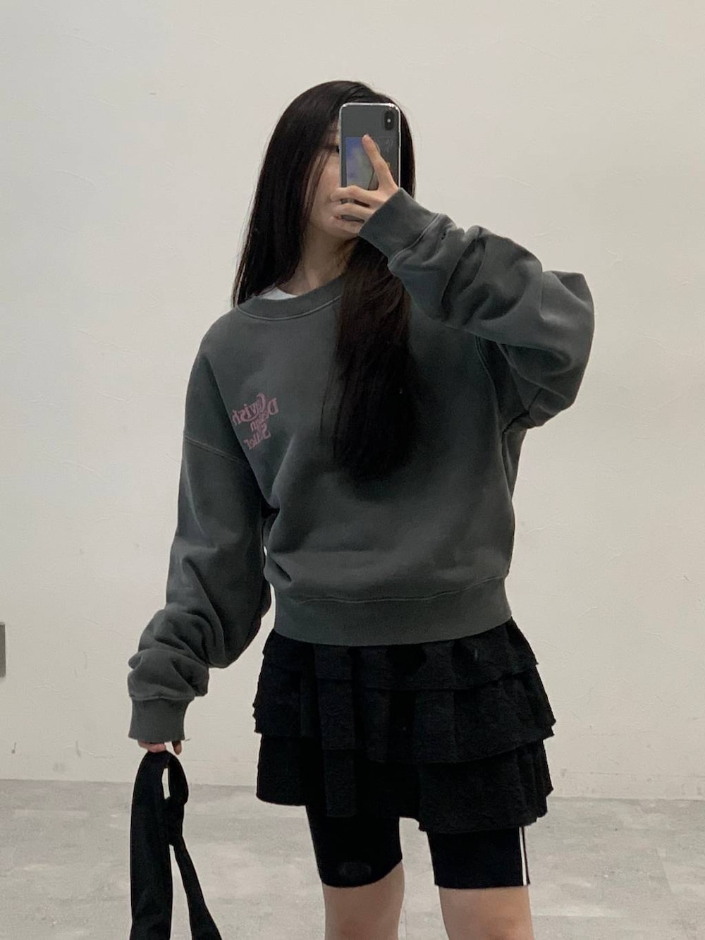 ブラック系のサンダル、ブラック系のショルダーバッグ、ブラック系のスカートを着用したレディースの秋コーディネートの5枚目の写真