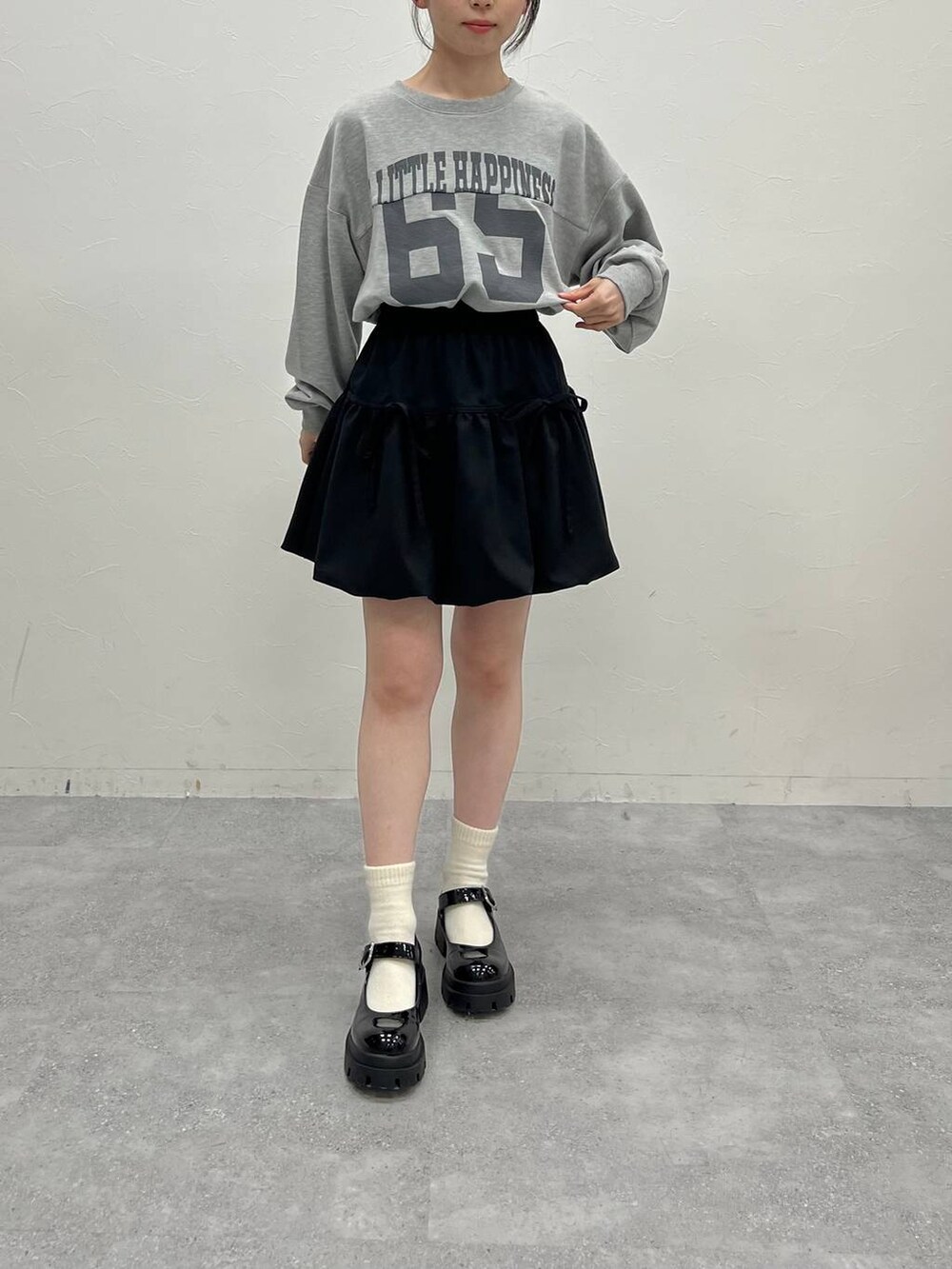 ブラウン系のブルゾン、グレー系のスウェット、ブラック系のハンドバッグを着用したレディースの冬コーディネートの5枚目の写真