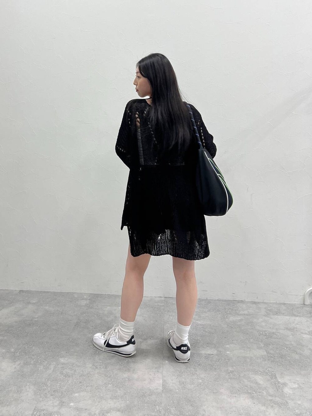 ブラック系のスカート、ブラック系のニット/セーターを着用したレディースの夏コーディネートの3枚目の写真