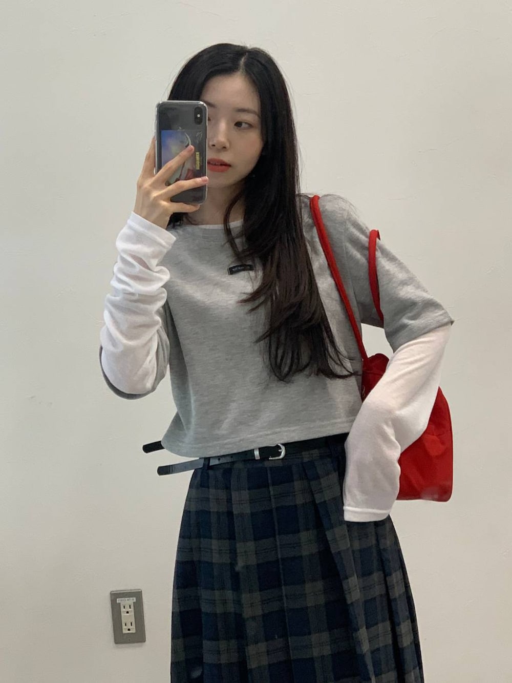 グレー系のスカート、ホワイト系のTシャツ/カットソーを着用したレディースの秋コーディネートの5枚目の写真