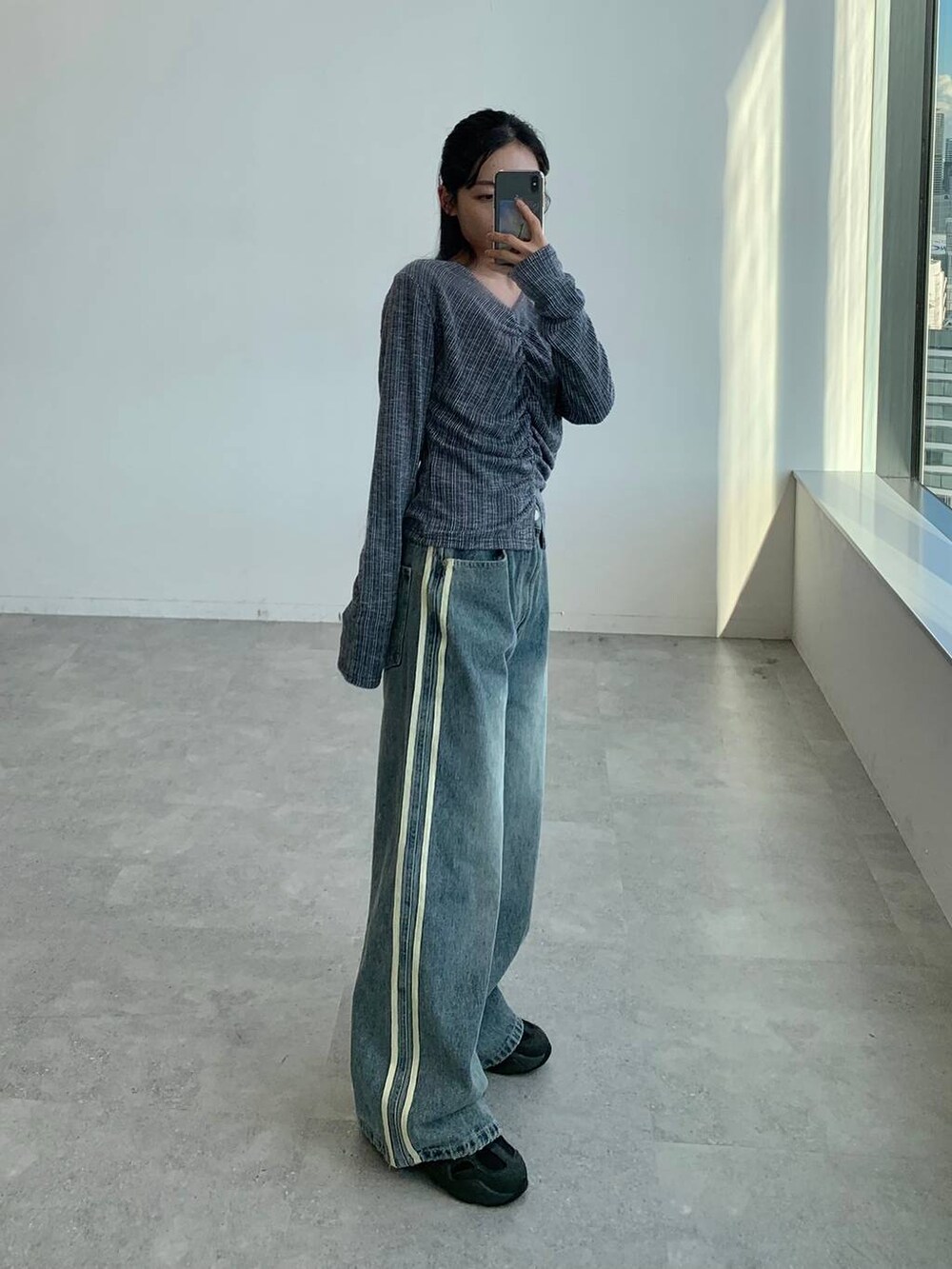 その他のデニムパンツ、ブルー系のTシャツ/カットソーを着用したレディースの秋コーディネートの2枚目の写真