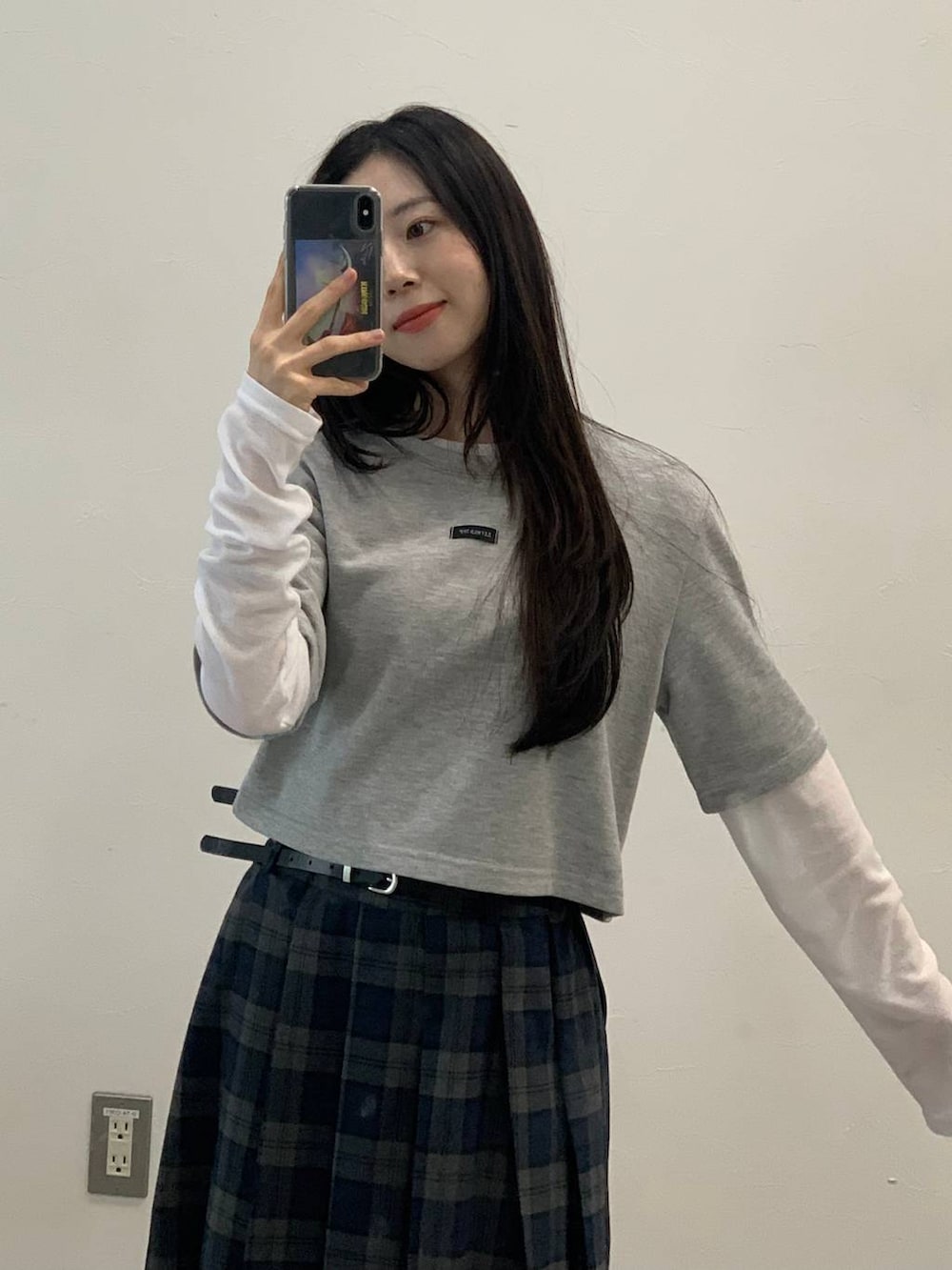 グレー系のスカート、ホワイト系のTシャツ/カットソーを着用したレディースの秋コーディネートの6枚目の写真