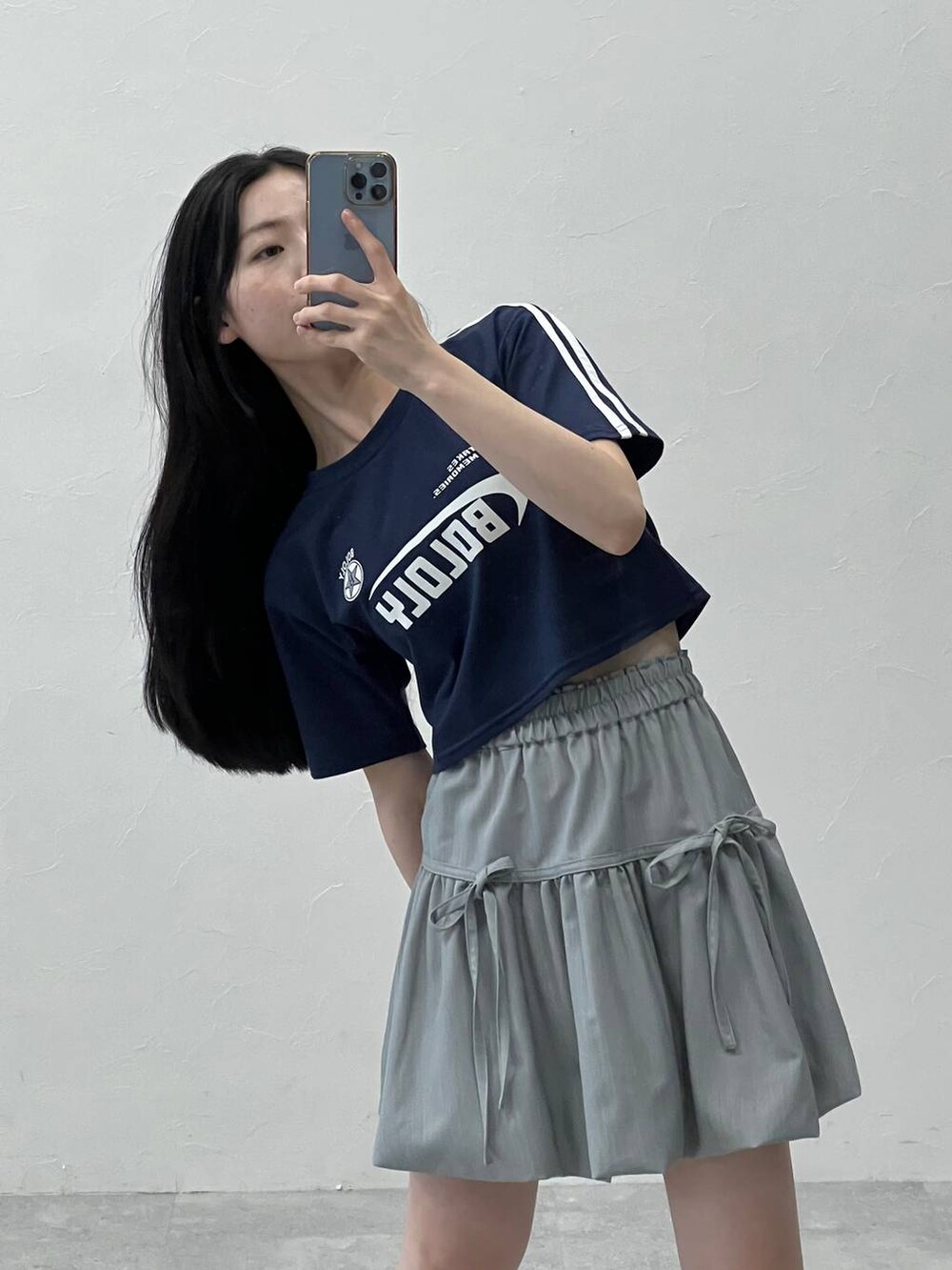 グレー系のスカート、ブルー系のTシャツ/カットソーを着用したレディースの夏コーディネートの6枚目の写真