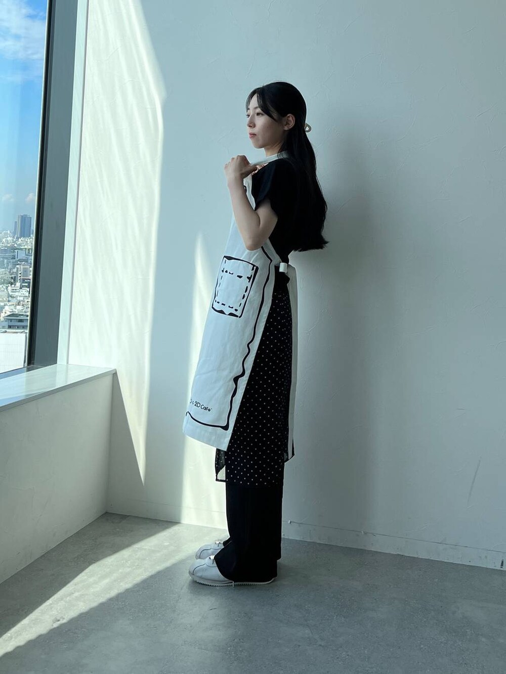 「低身長、韓国系、休日コーデ、フェミニン、ALAND、おでかけ、韓国ファッション、エプロン、スニーカー、スカート、レイヤードスタイル」｜「CRANKのCRANK／ドットレイヤードスカート（スカート、ブラック系）」を使った、みれいさん（レディース・150cm）の夏コーディネートの6枚目の写真