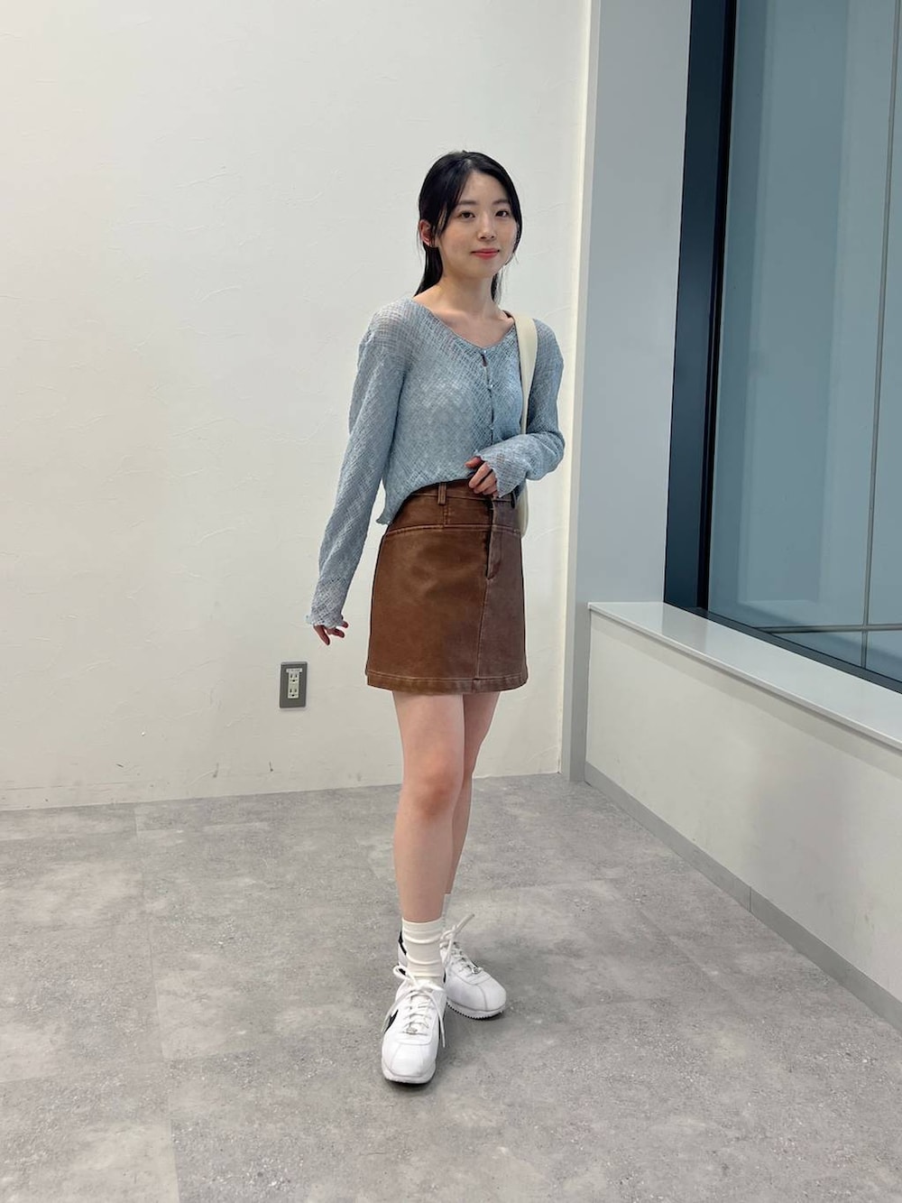 イエロー系のスカートを着用したレディースの春コーディネートの4枚目の写真