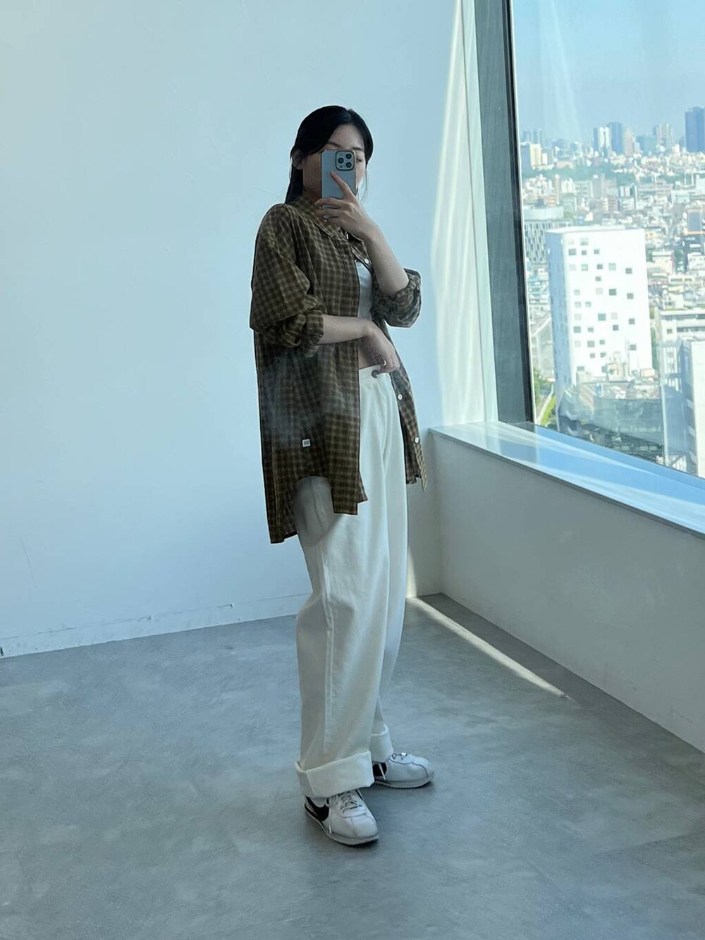 ホワイト系のその他パンツ、その他のシャツ/ブラウスを着用したレディースの秋コーディネートの8枚目の写真