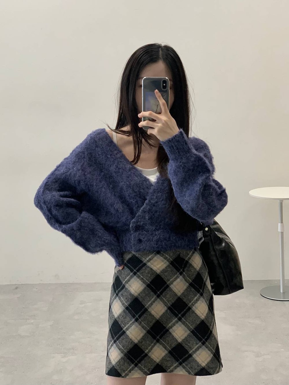 グレー系のカーディガン/ボレロ、ブラック系のスカート、ブラック系のブーツを着用したレディースの秋コーディネートの7枚目の写真