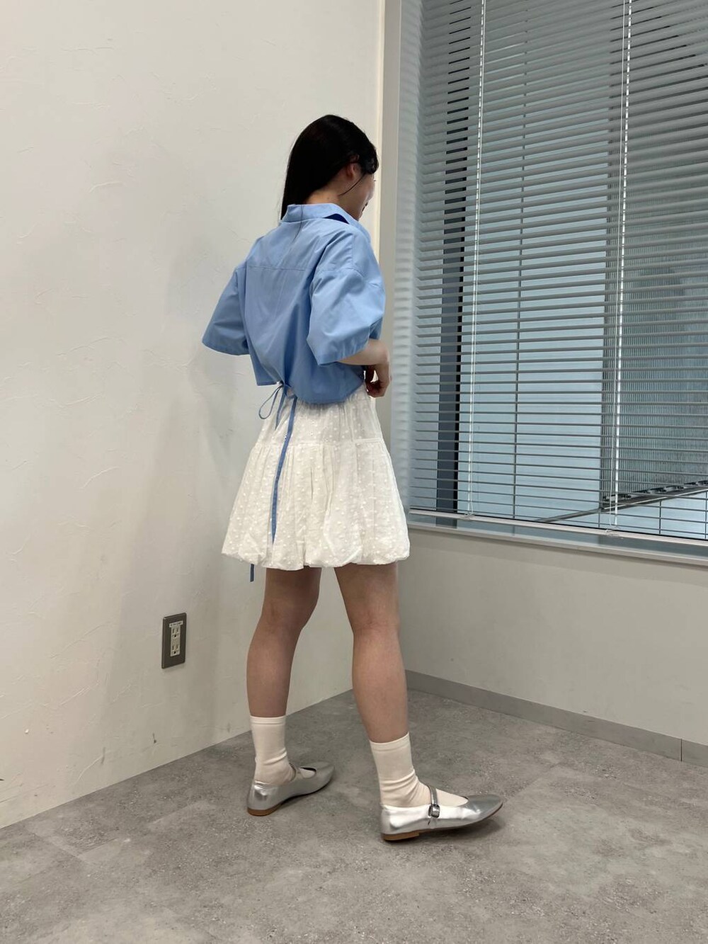 ブルー系のシャツ/ブラウス、ベージュ系のスカートを着用したレディースの春コーディネートの3枚目の写真