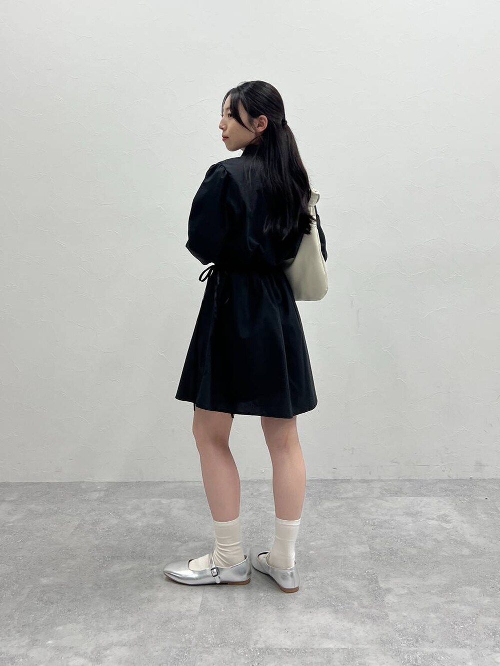 ブラック系のワンピースを着用したレディースの春コーディネートの5枚目の写真