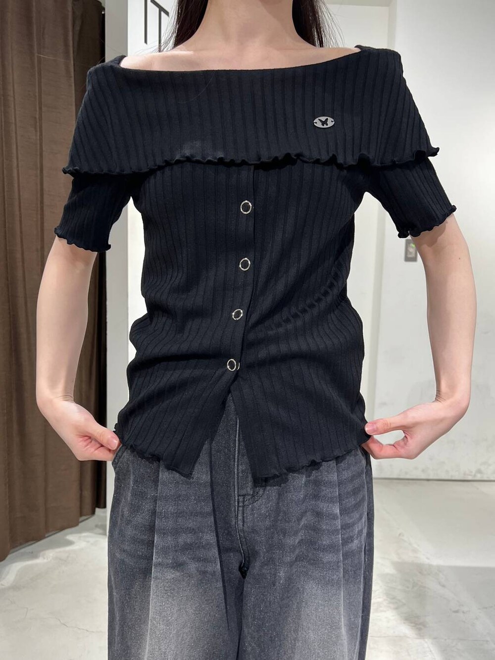 ブラック系のデニムパンツ、ブラック系のTシャツ/カットソーを着用したレディースの春コーディネートの6枚目の写真