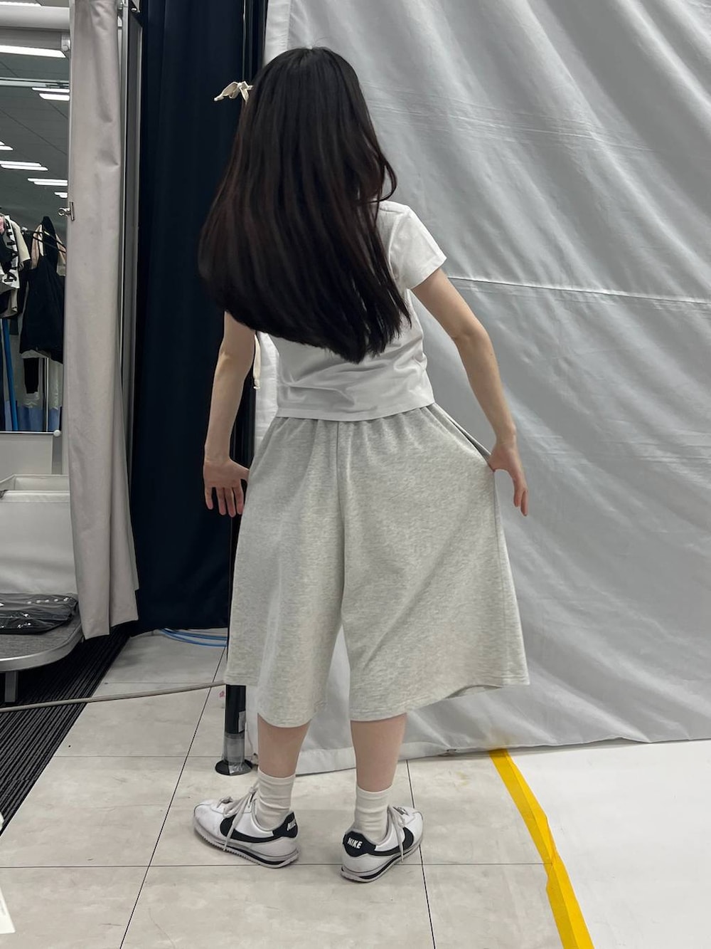 グレー系のスウェットパンツ、ピンク系のショルダーバッグ、ホワイト系のTシャツ/カットソーを着用したレディースの夏コーディネートの4枚目の写真